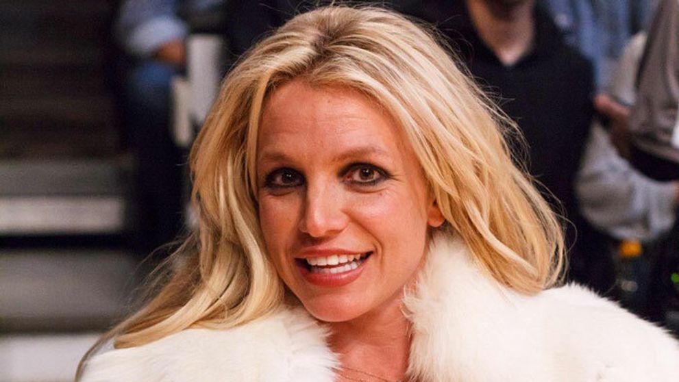 Britney pozabudla, že na zápas zobrala aj deti. Vášnivé bozky a vykúkajúce prsia