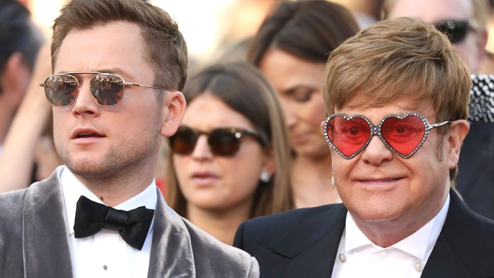 Faux pas na festivale v Cannes. Herec si kľakol pred Eltona Johna a ....