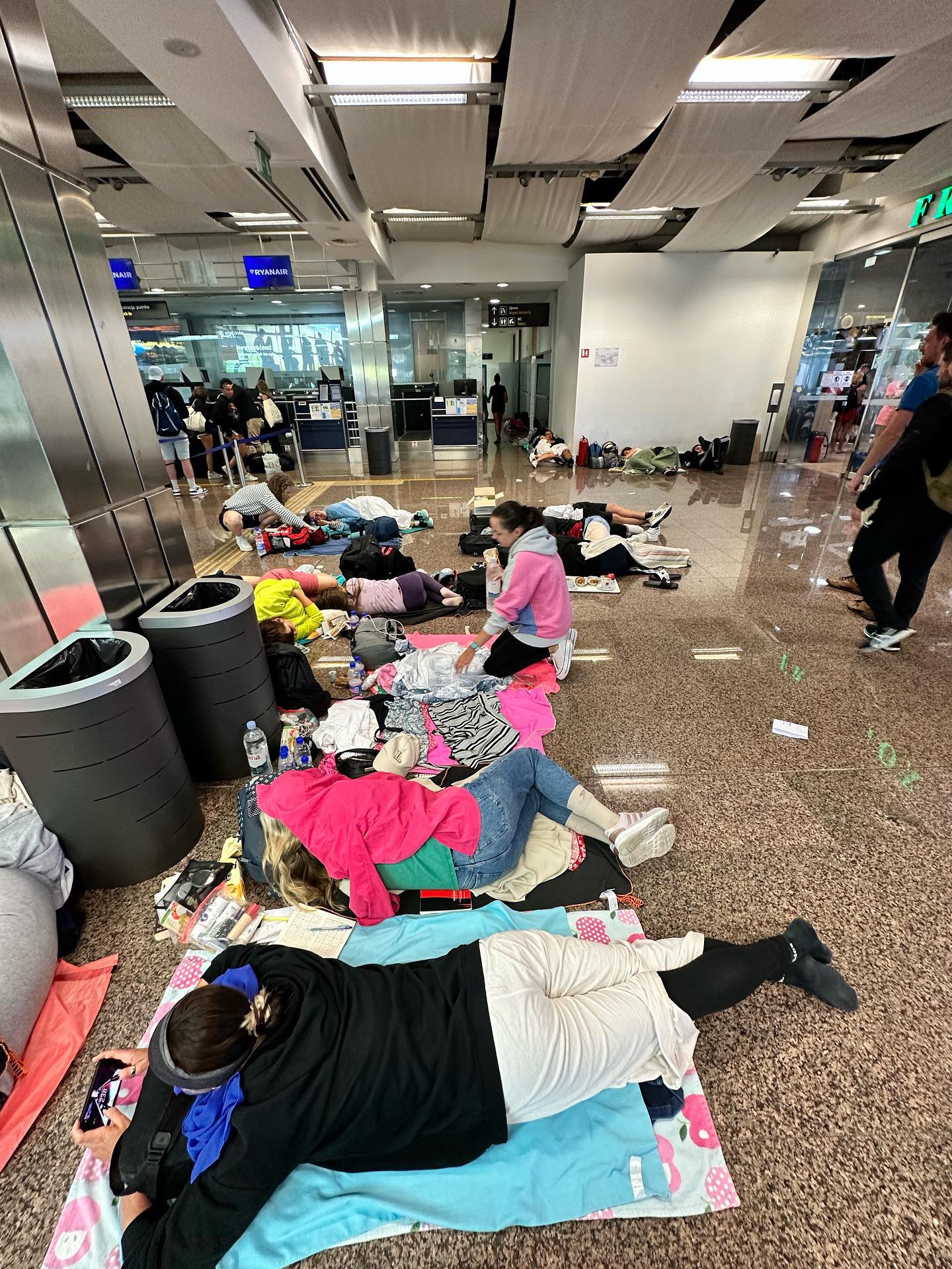 Slovenky strávili noc vo vytopenej letiskovej hale