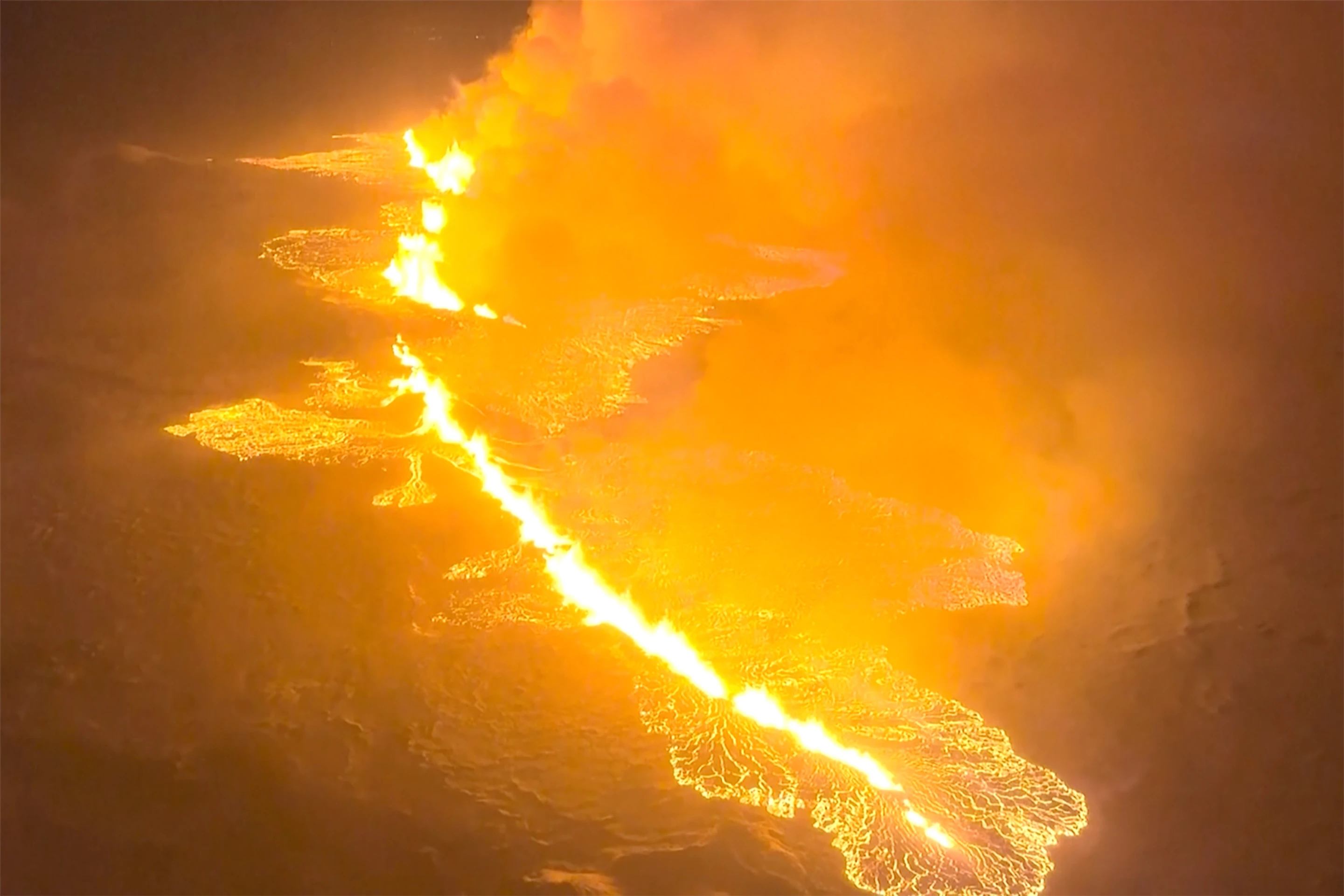 Láva tečie po erupcii sopky, ku ktorej došlo na polostrove Reykjanes na juhozápade Islandu
