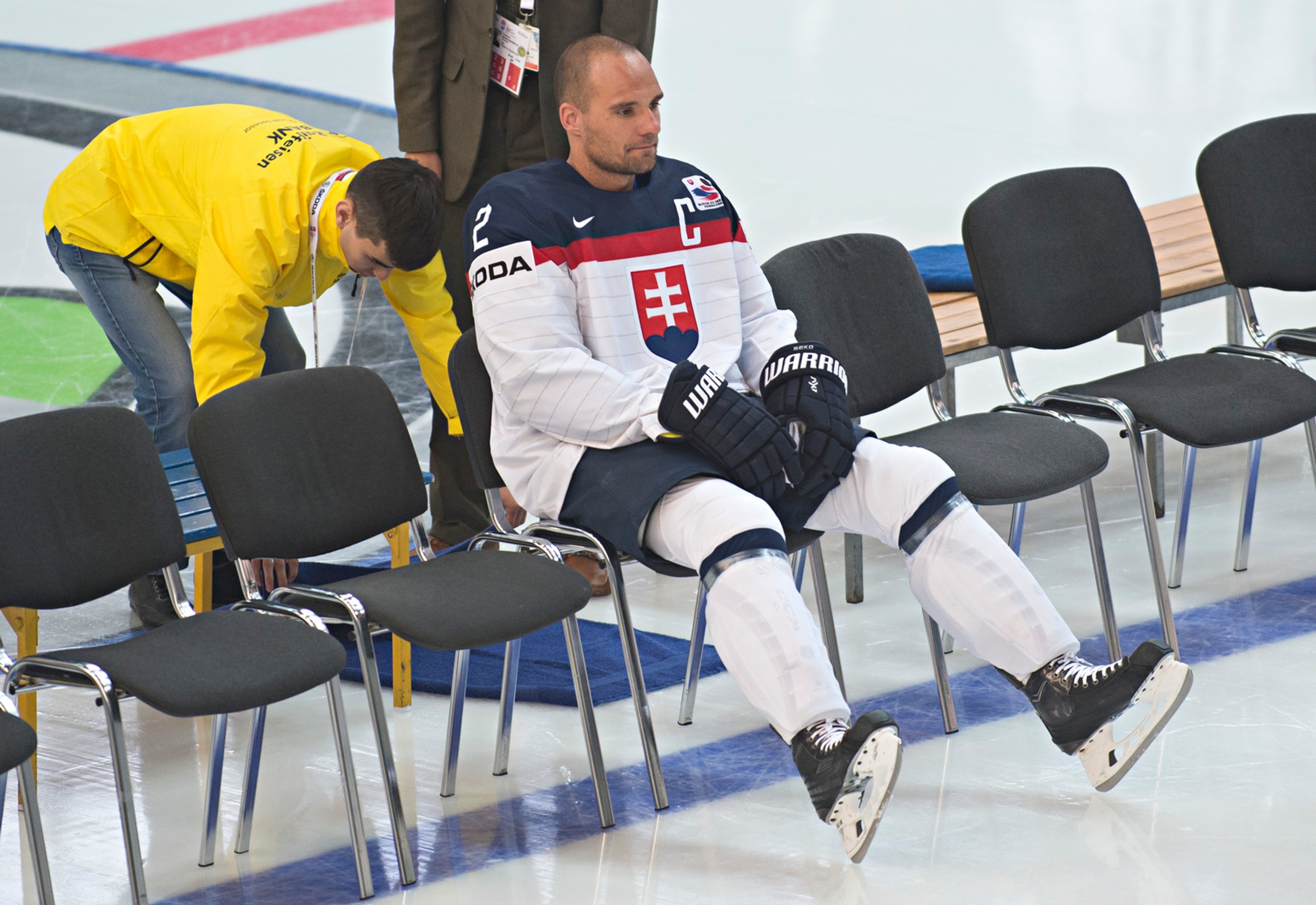 Kapitán Andrej Sekera si pri spoločnom fotení sadol ako prvý.
