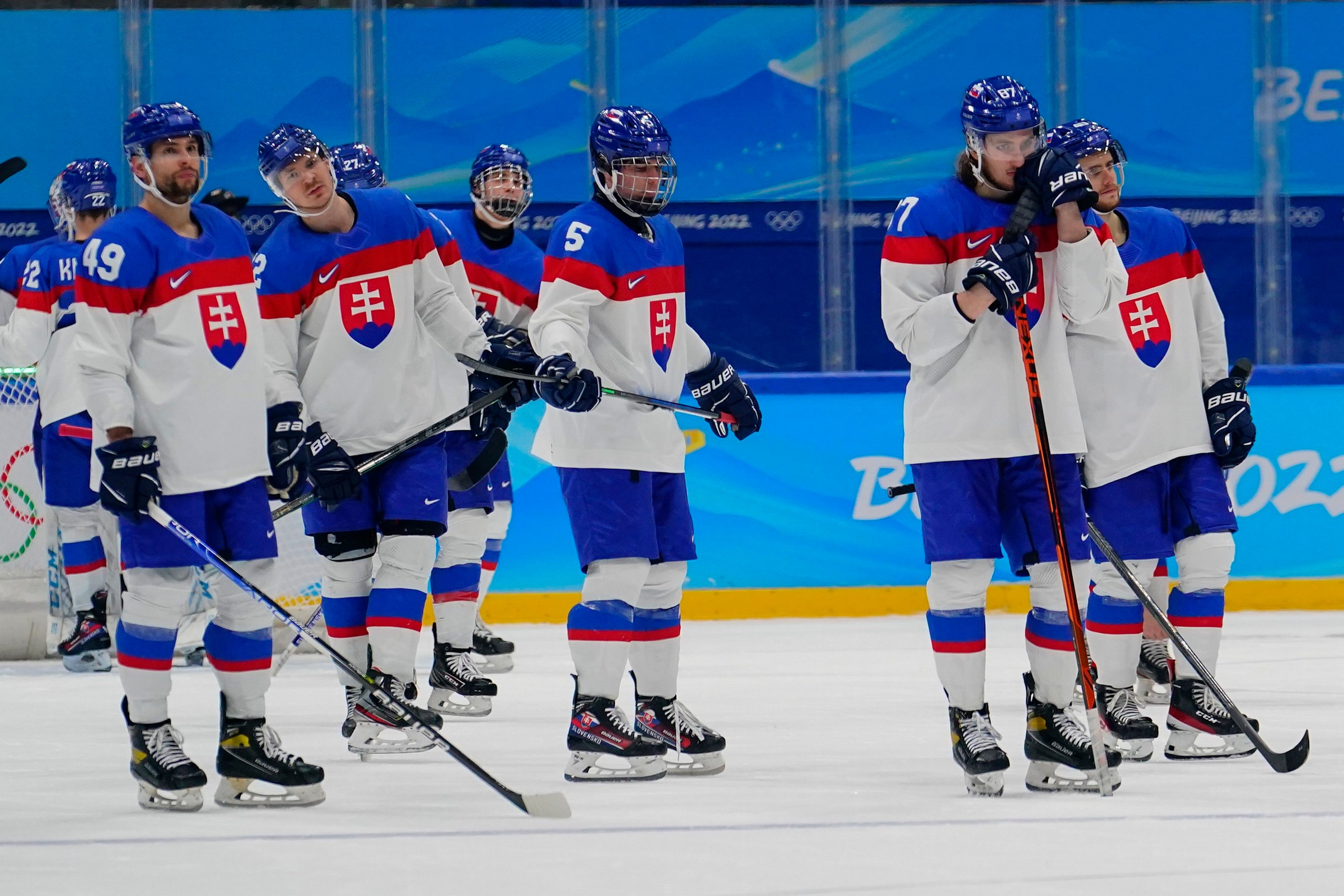 Smutní Slováci po prehre v semifinále ZOH 2022 proti Fínsku.