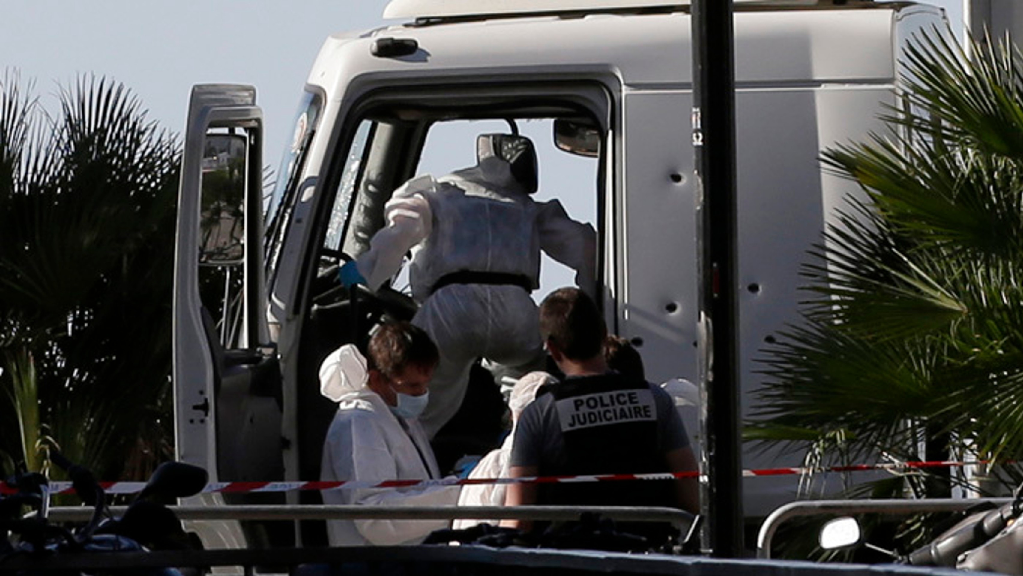 Vyšetrovatelia prehľadajú nákladiak, ktorým útočník vrazil do davu ľudí.