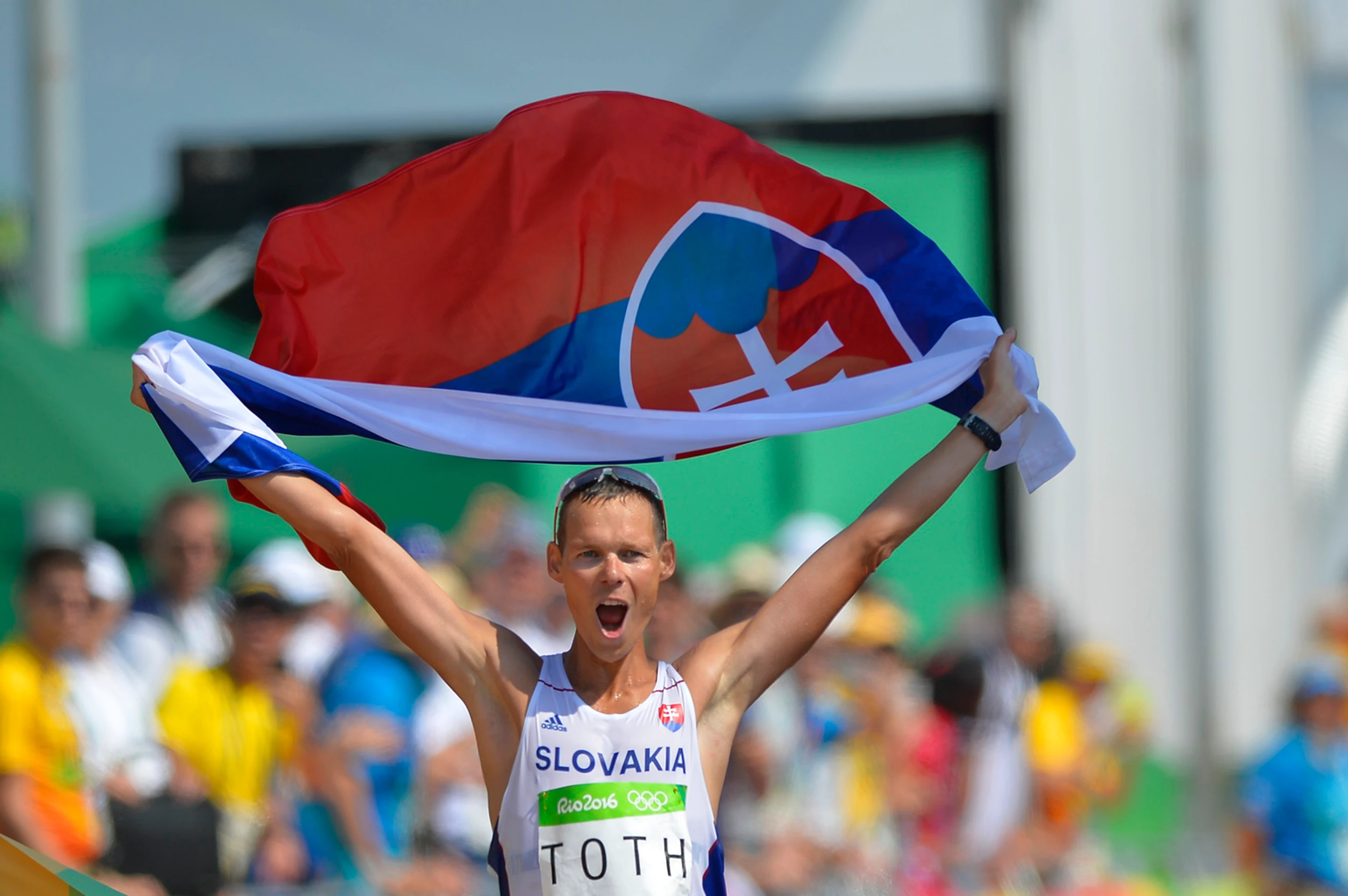 Na snímke slovenský atlét Matej Tóth oslavuje víťazstvo a zisk zlatej olympijskej medaily