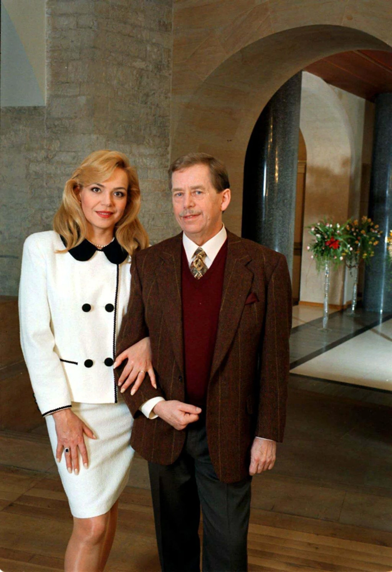 Prezident ČR Václav Havel s manželkou Dagmar na Pražskom hrade na archívnej snímke.