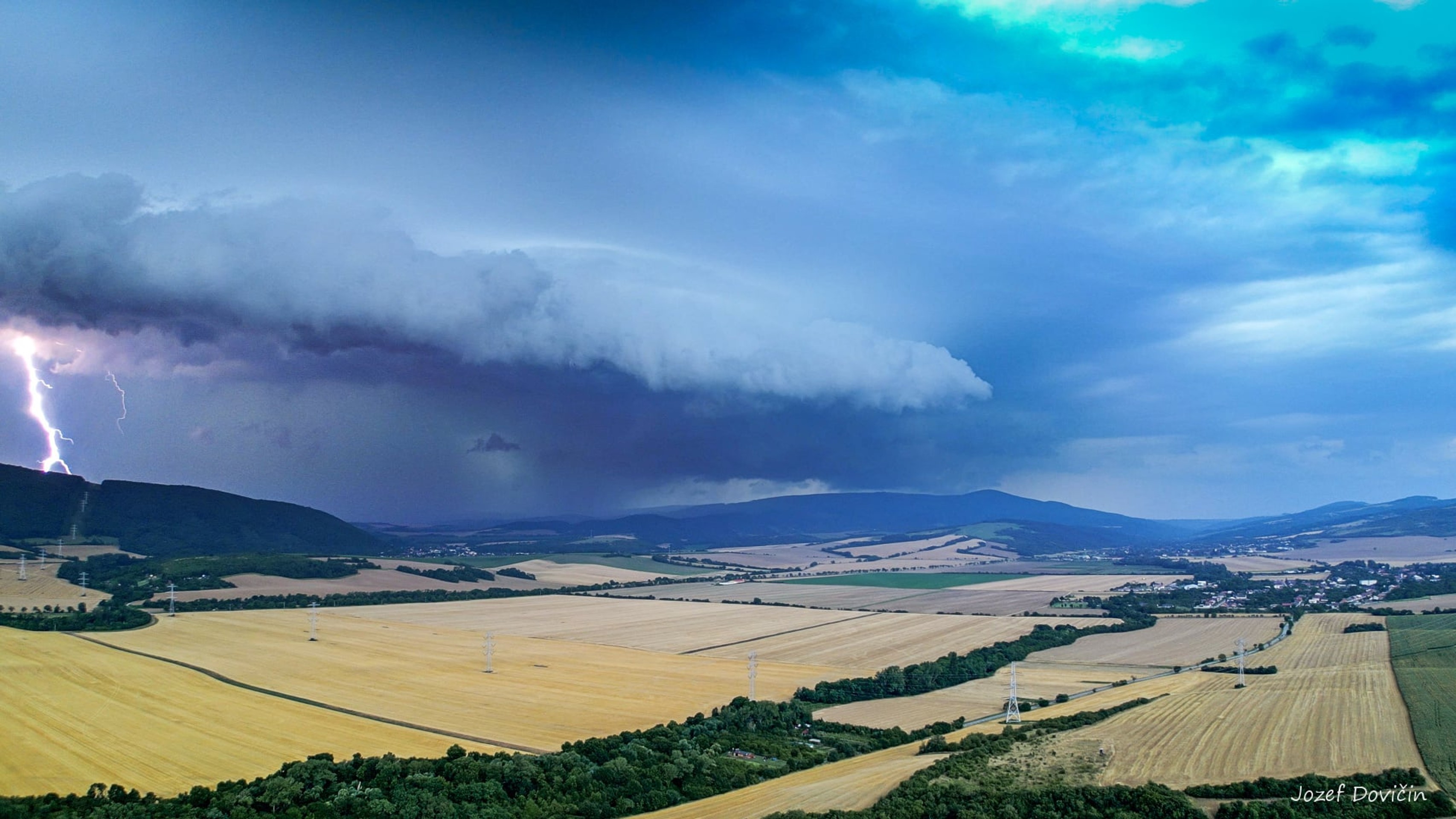 Búrkový mrak s bleskami nad Dolným Srním.