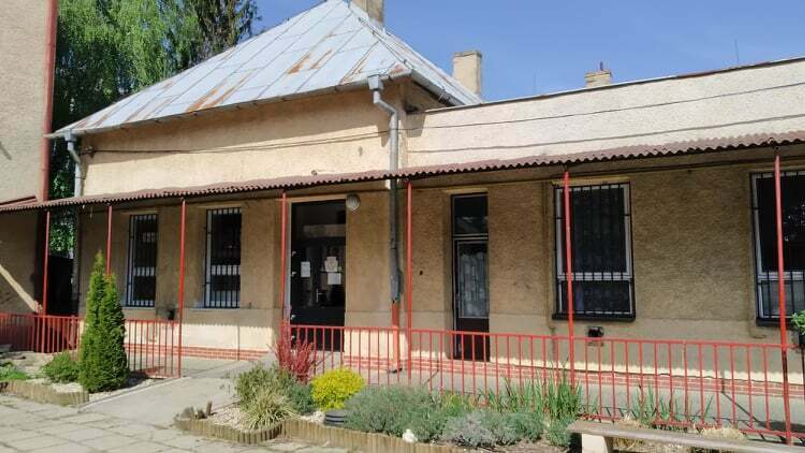 Poškodená stena po zemestrasení v 8. Základnej škole v Michalovciach.