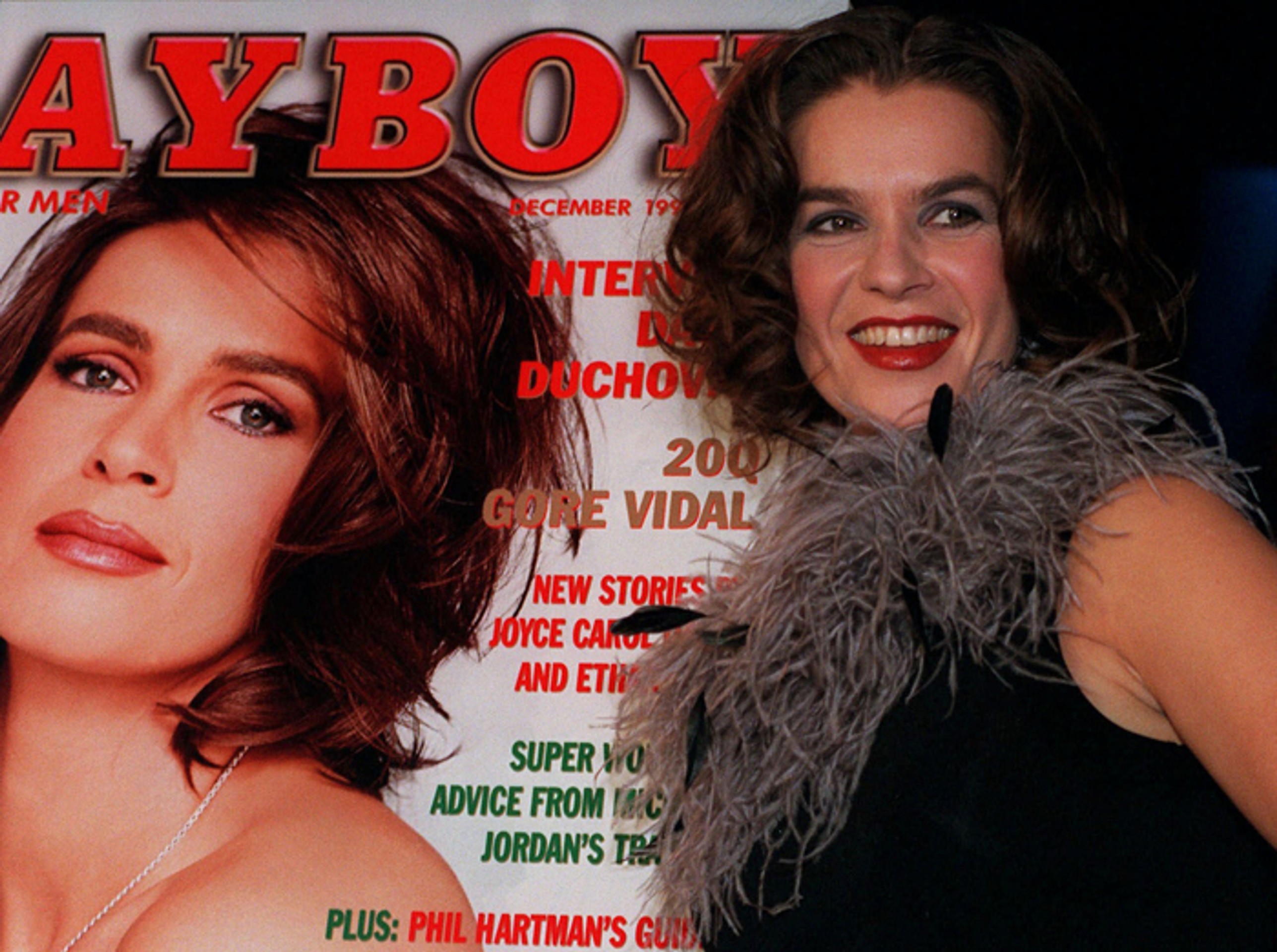Katarína Wittová pózuje pred titulnou stránkou časopisu Playboy v kaviarni All-Star v New Yorku 4. novmbra 1998. 