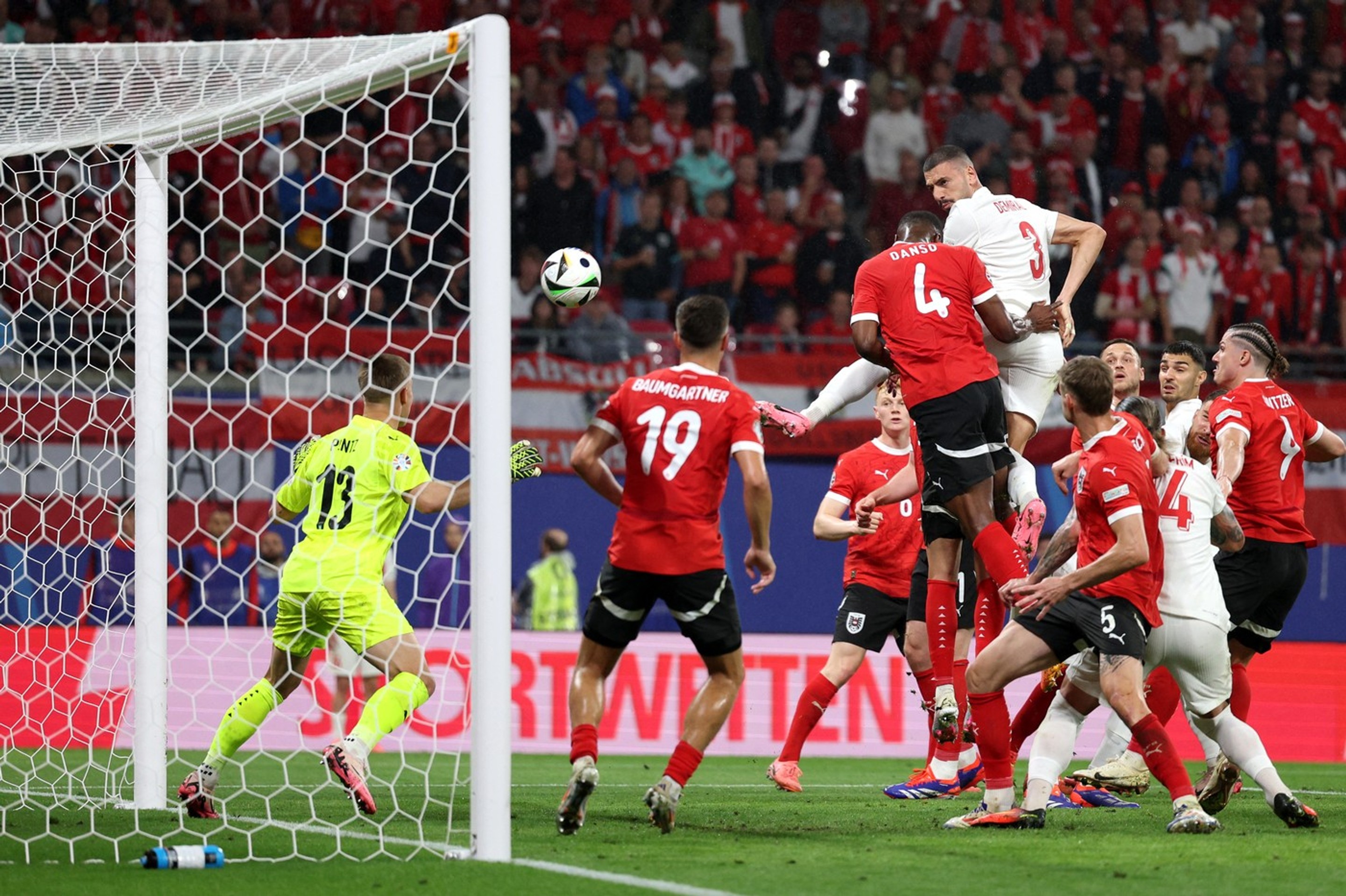 Demiral strieľa svoj druhý gól.