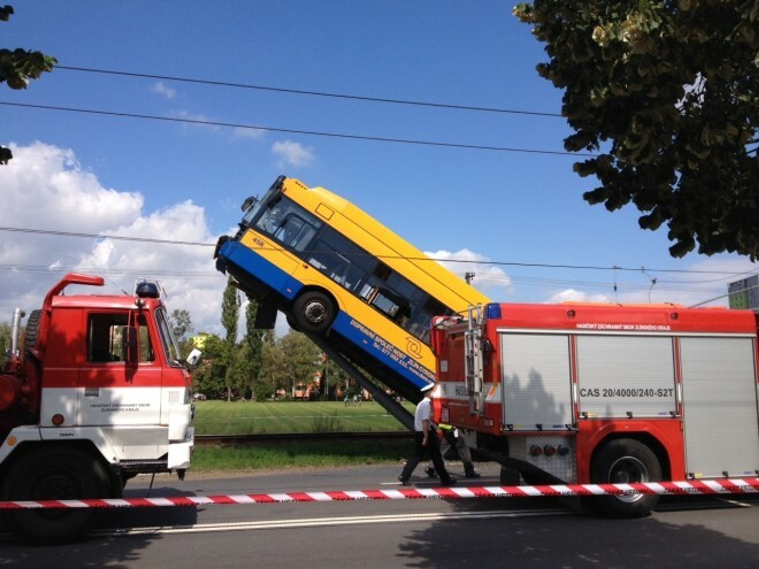 Zásah hasičov na mieste.