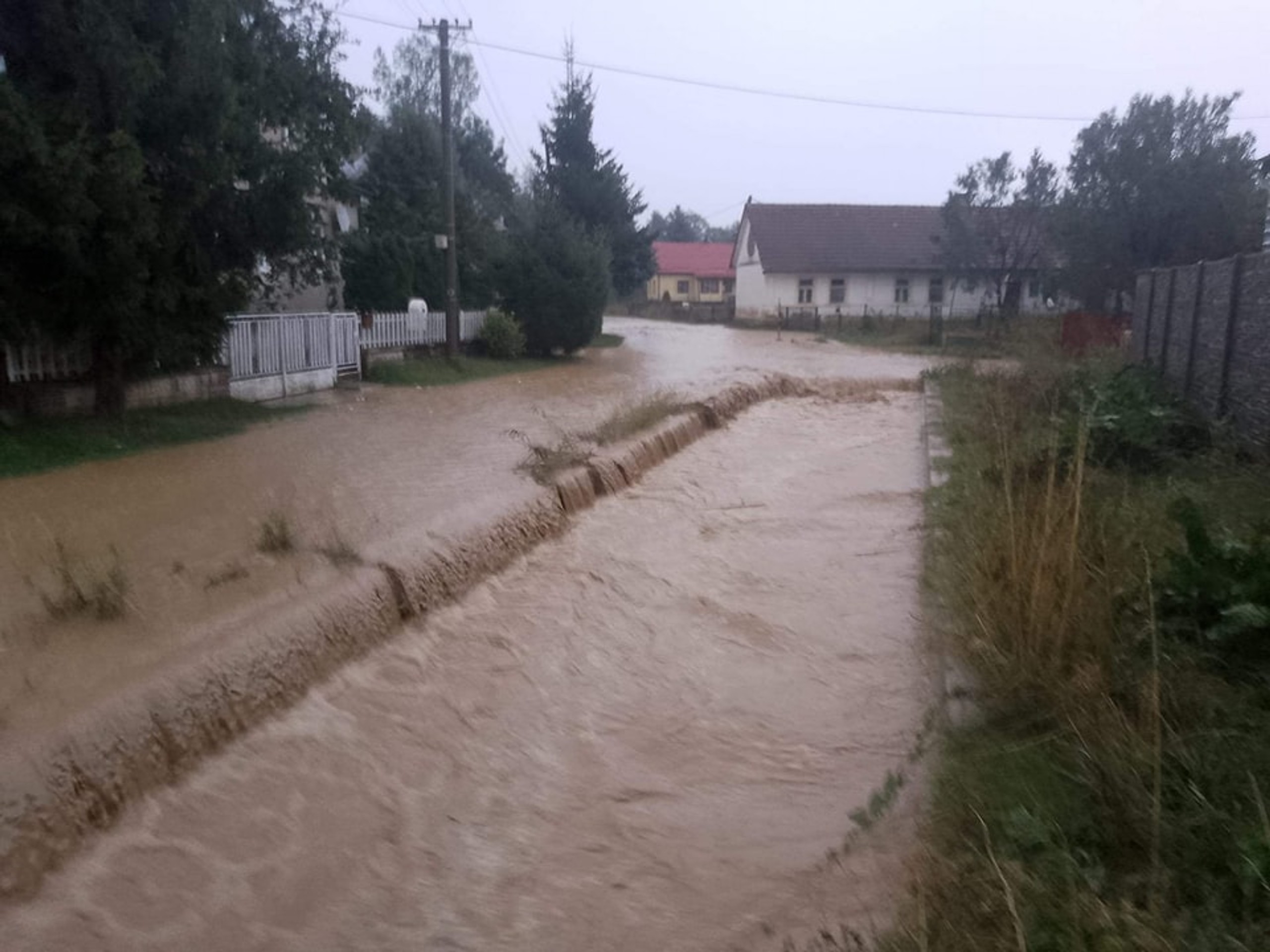 V Zborove vyhlásili tretí stupeň povodňovej aktivity