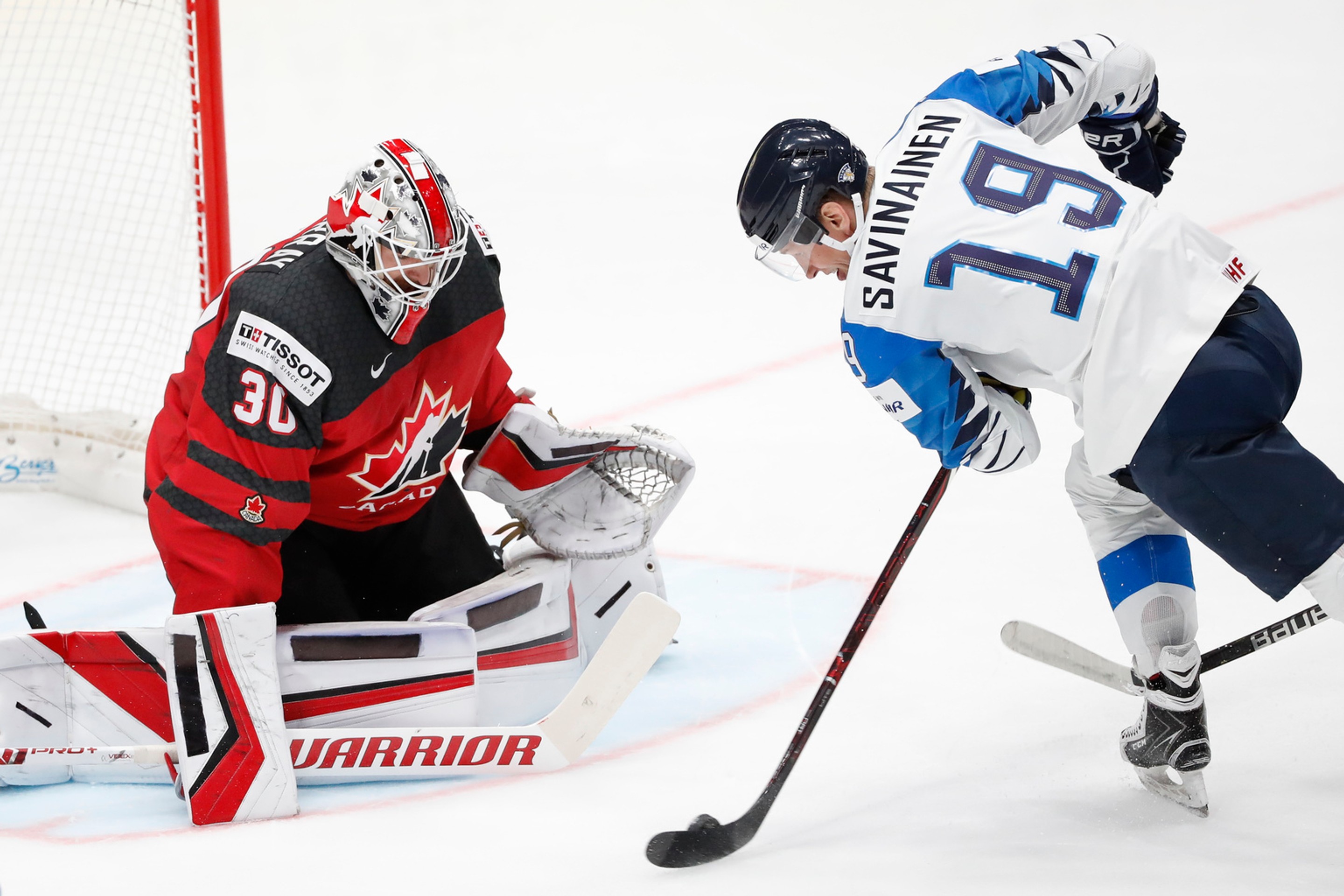 Zľava Fíni Harri Pesonen, Veli-Matti Savinainen a Marko Anttila oslavujú gól vo finále MS 2019 proti Kanade.