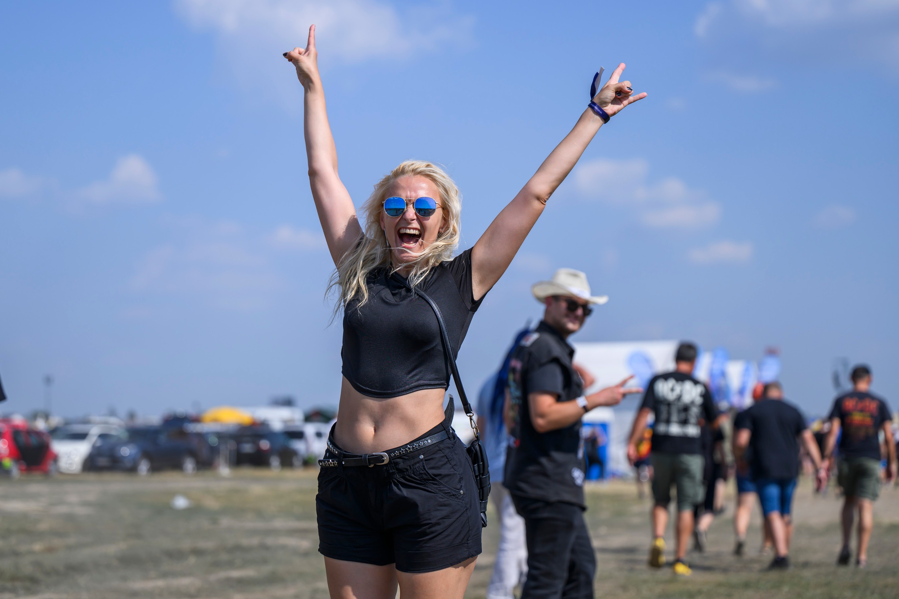 Fanúšikovia počas príchodu na koncert AC/DC.