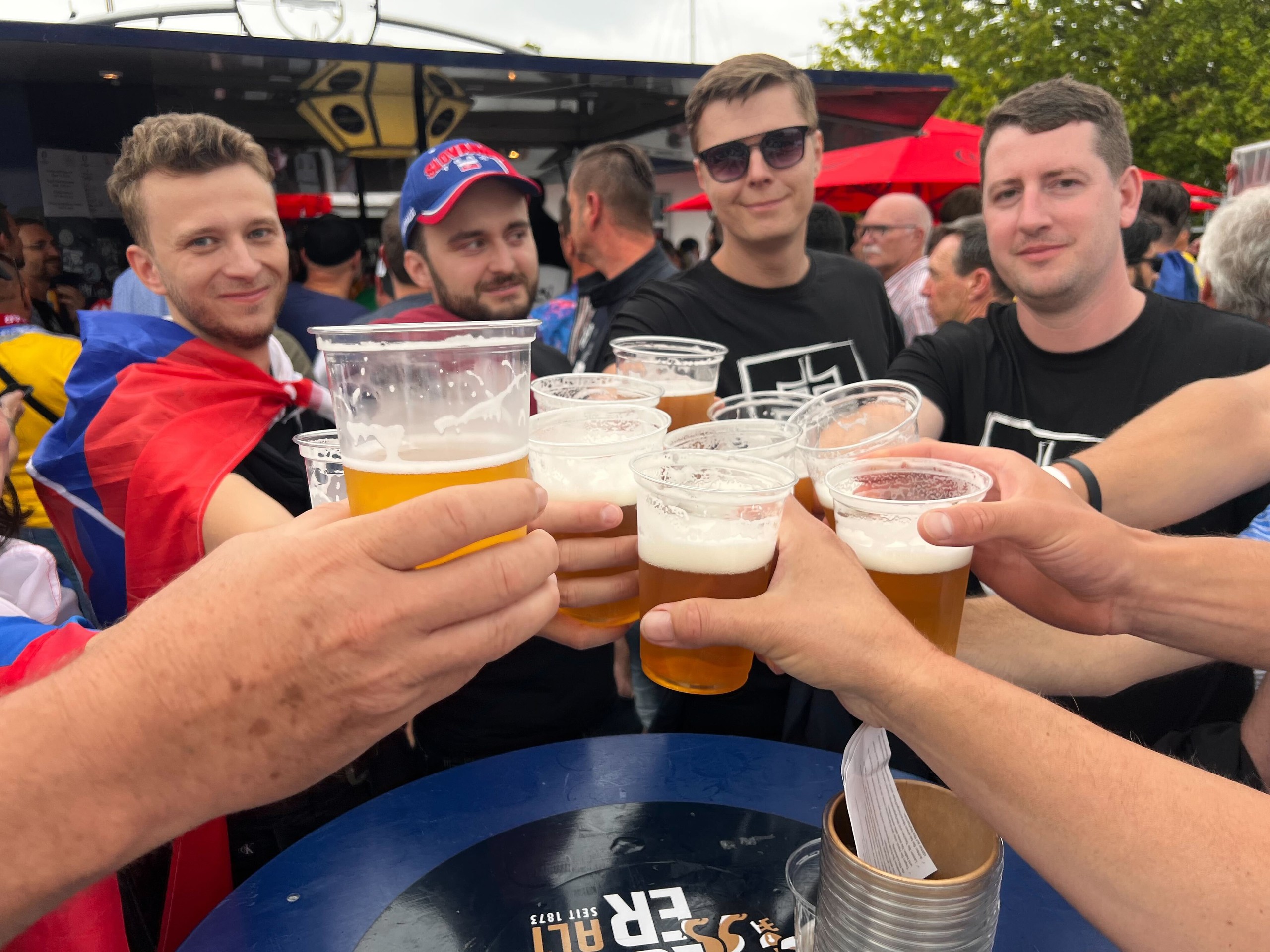 Slovenskí fanúšikovia pred zápasom proti Ukrajine.