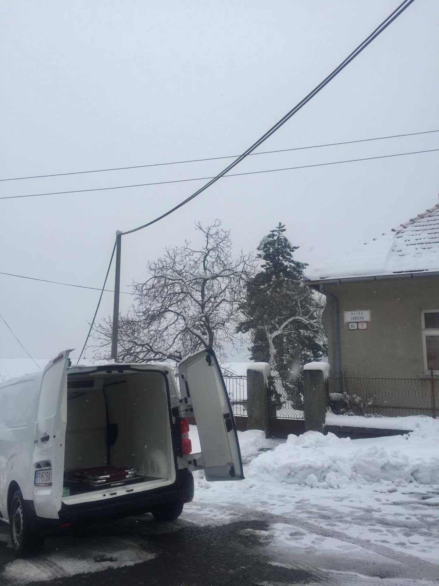 Dieťatko odviezla dnes ráno pohrebná služba.