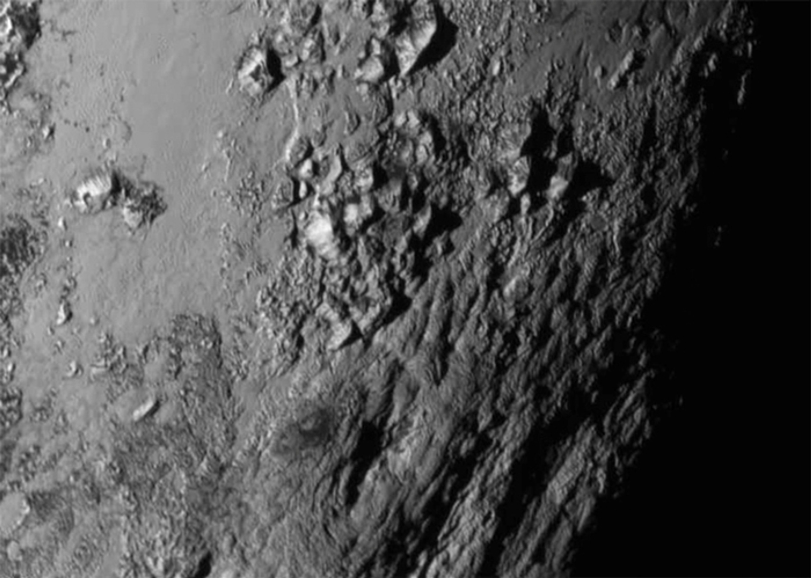 Detailný záber na oblasť rovníka s horami na planétke pluto, ktoré zachytila sonda New Horizons.