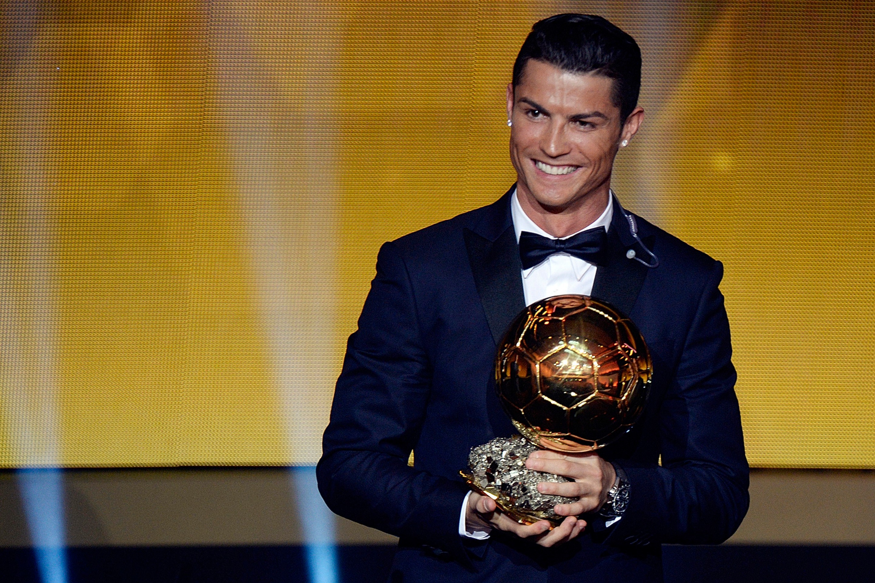 Portugalčan Cristiano Ronaldo z Realu Madrid pózuje so Zlatou loptou pre najlepšieho futbalistu pre rok 2014