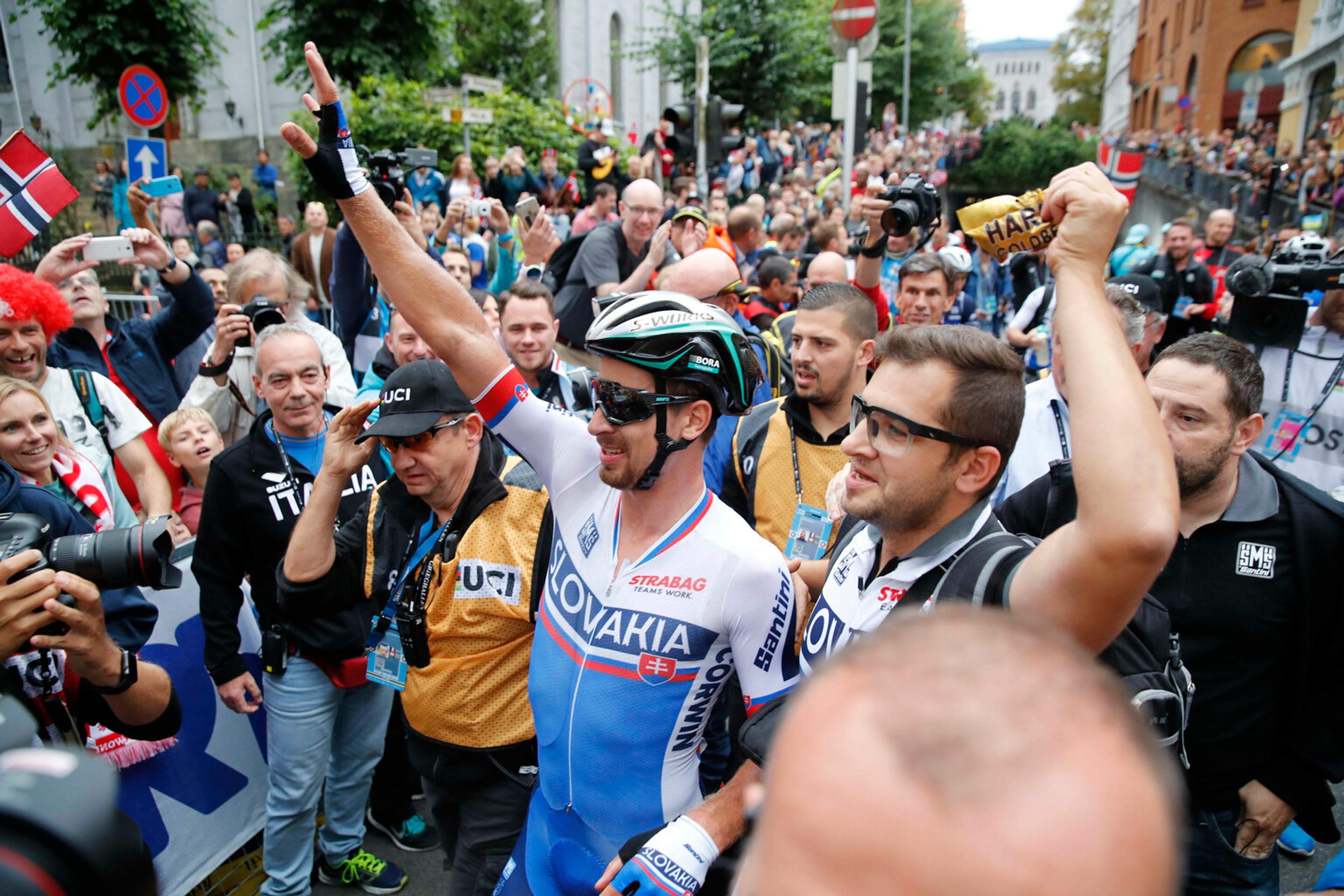 Peter Sagan oslavuje krátko po dojazde do cieľa.