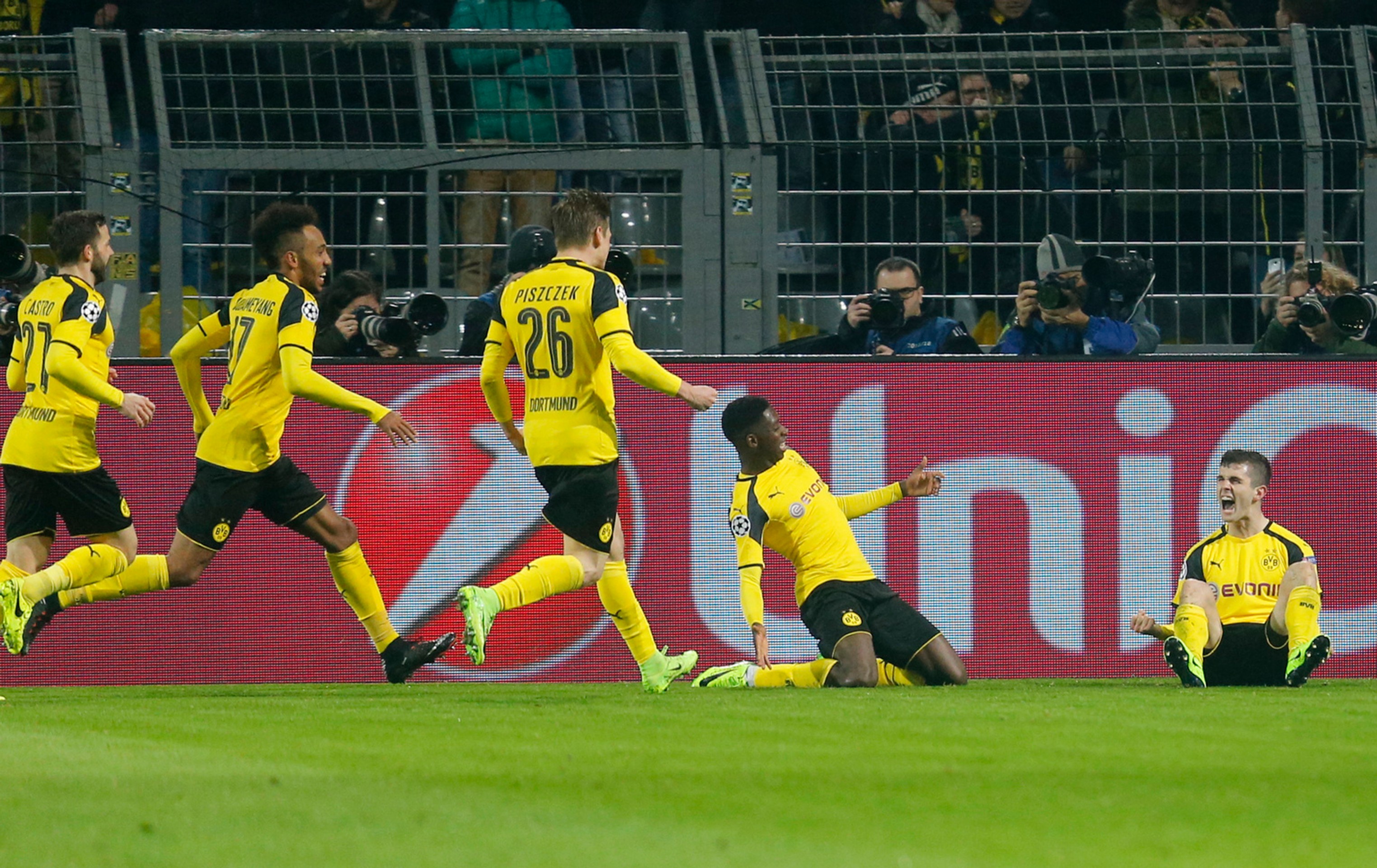 Christian Pulišič (vpravo) jasá so spoluhráčmi z Dortmundu po góle v odvete osemfinále LM proti Benfice.