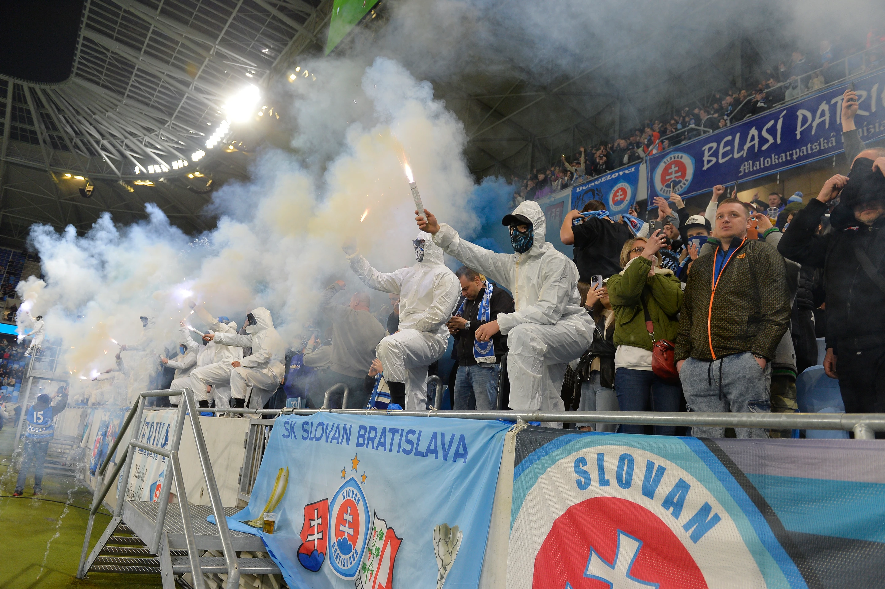 Fanúšikovia Slovana s dymovnicami v zápase 7. kola skupiny o titul futbalovej Fortuna ligy proti Trnave.