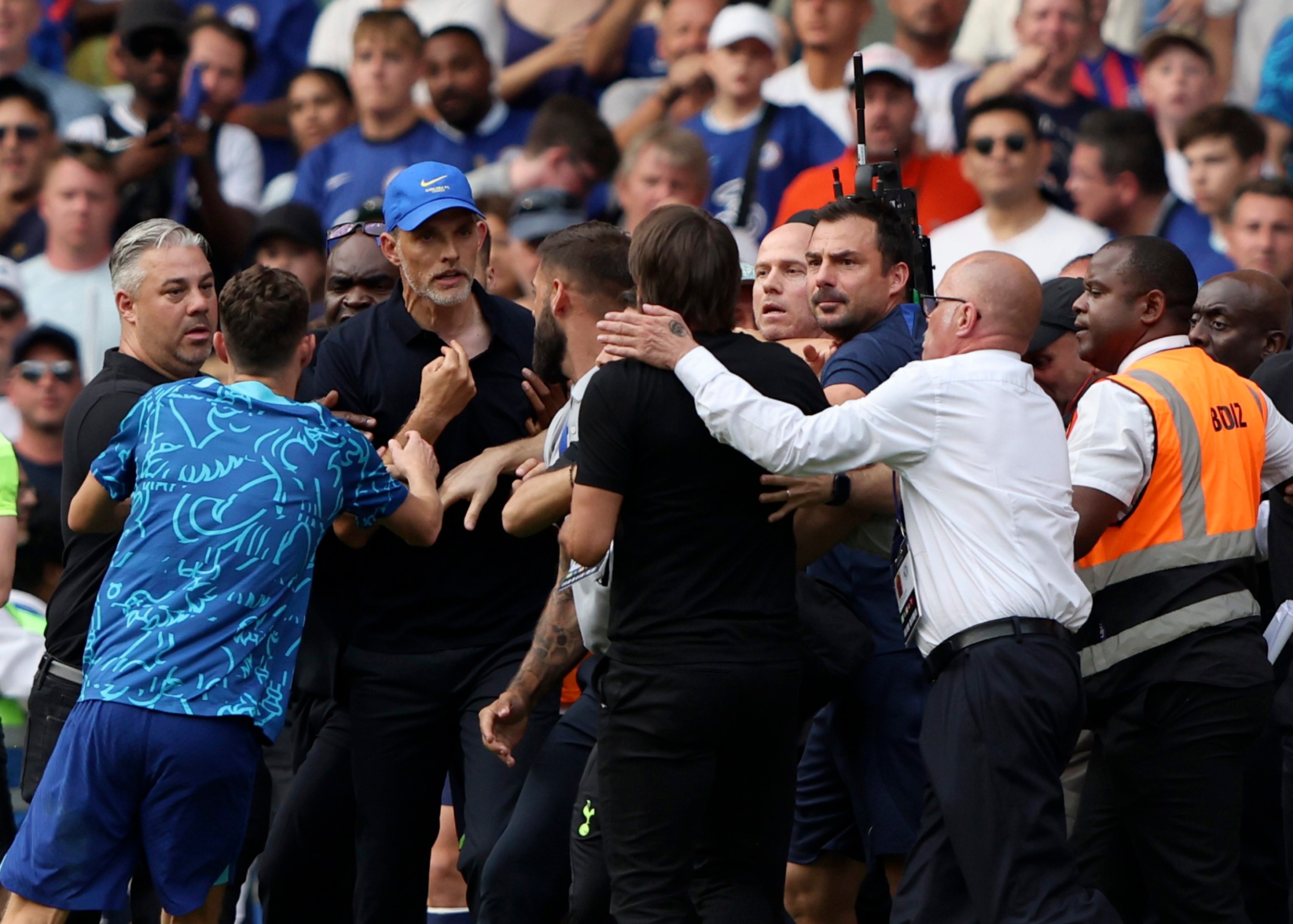 Kouč Chelsea Thomas Tuchel v šarvátke s náprotivkom z Tottenhamu Antoniom Contem.