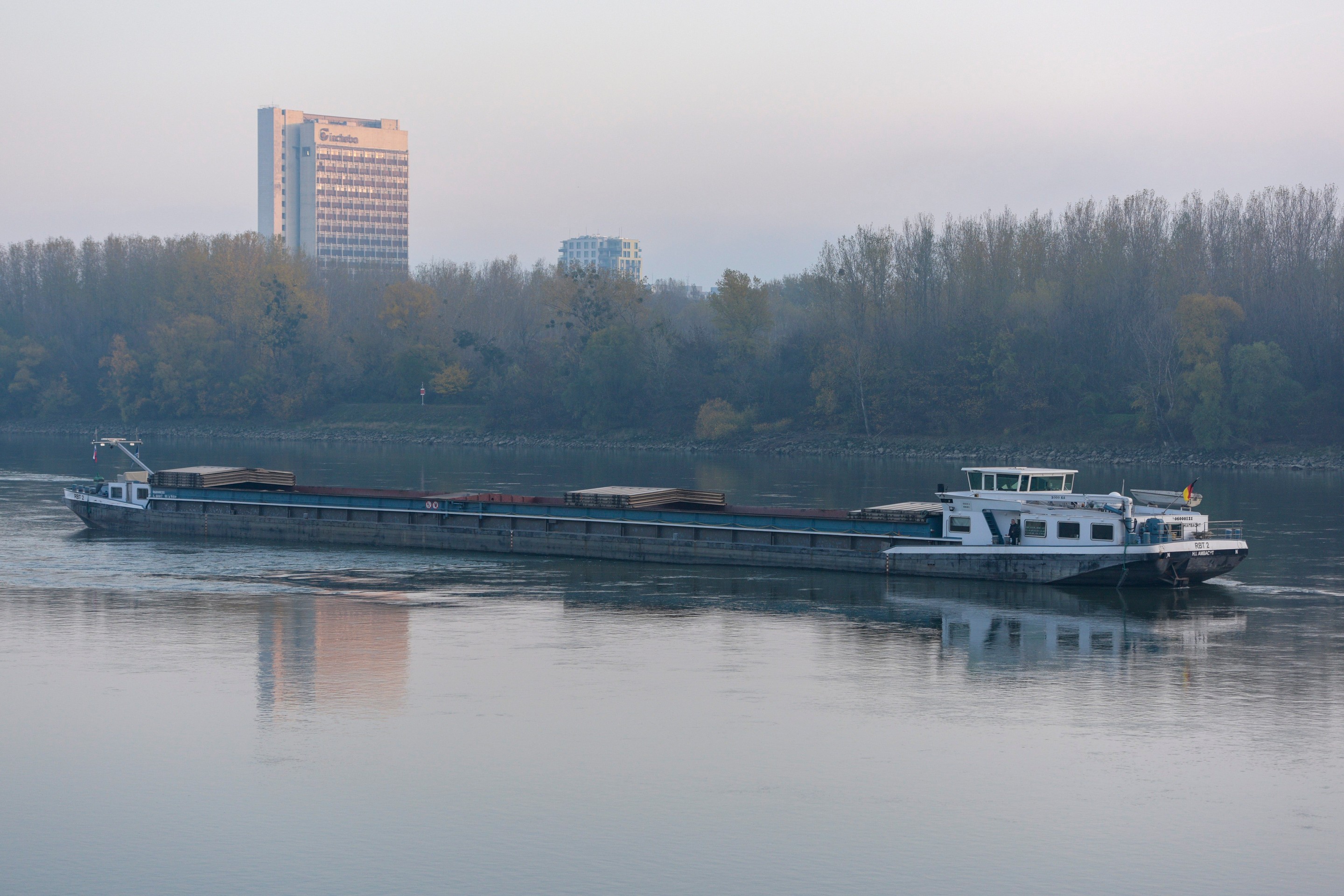 Loď stojí neďaleko Riverparku