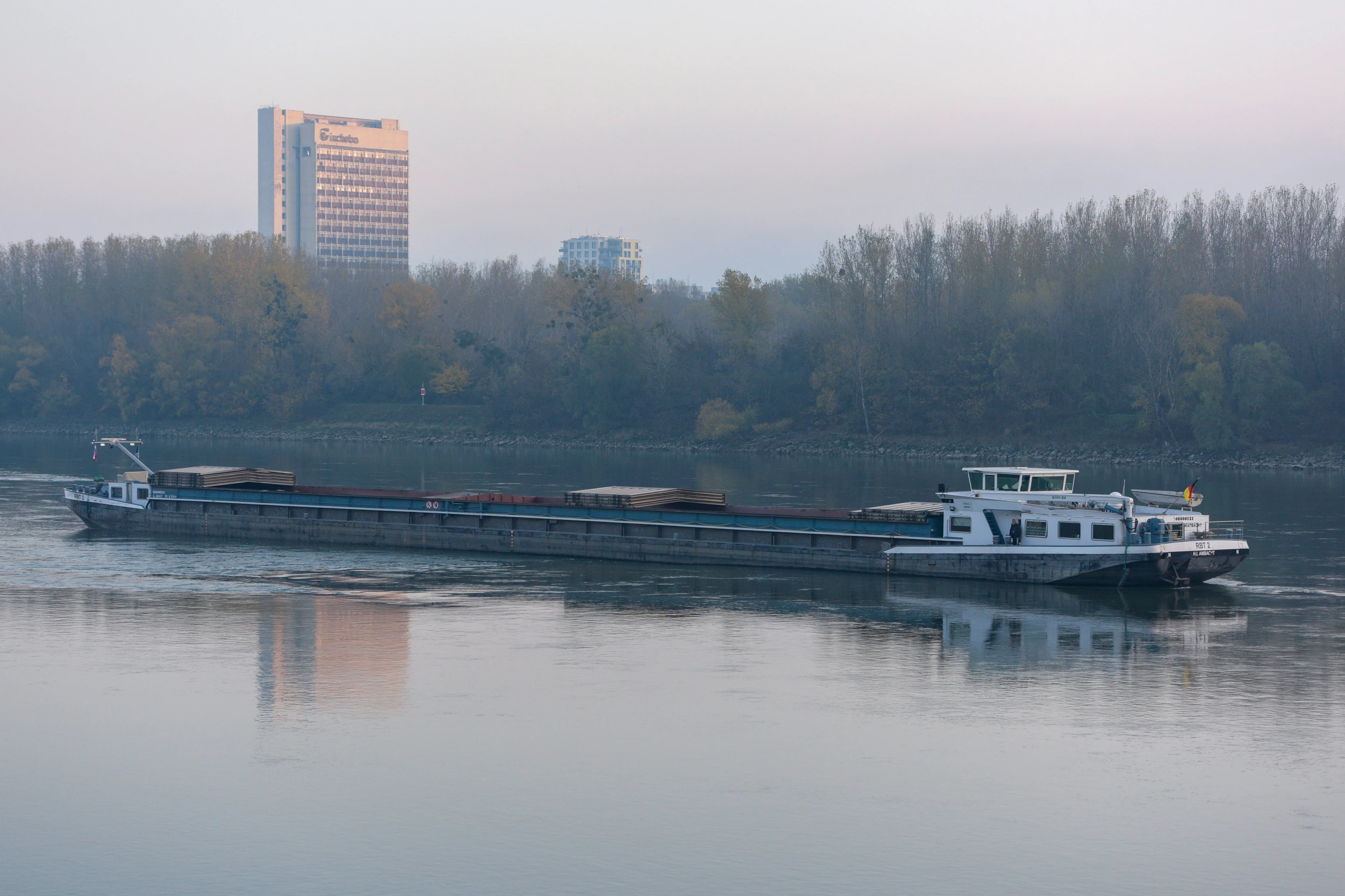 Loď stojí neďaleko Riverparku