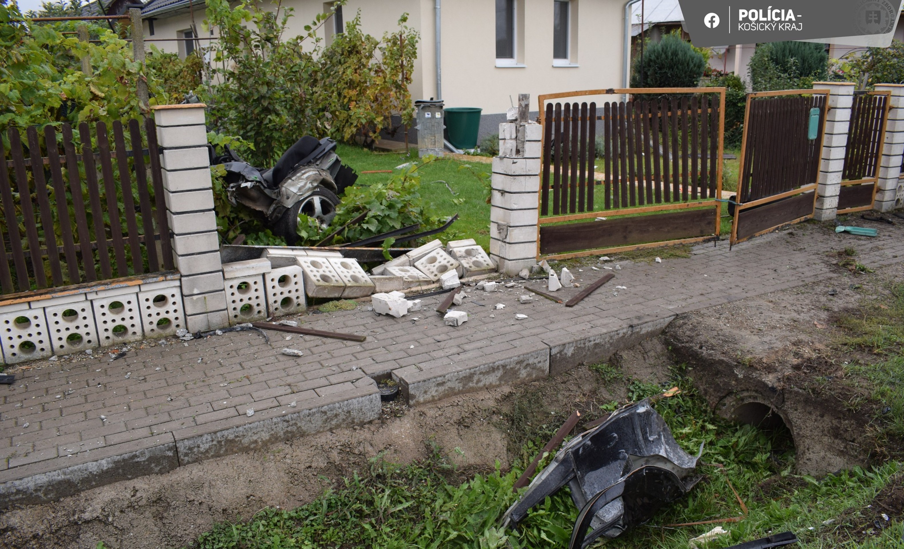 Auto pri nehode roztrhlo na polovicu