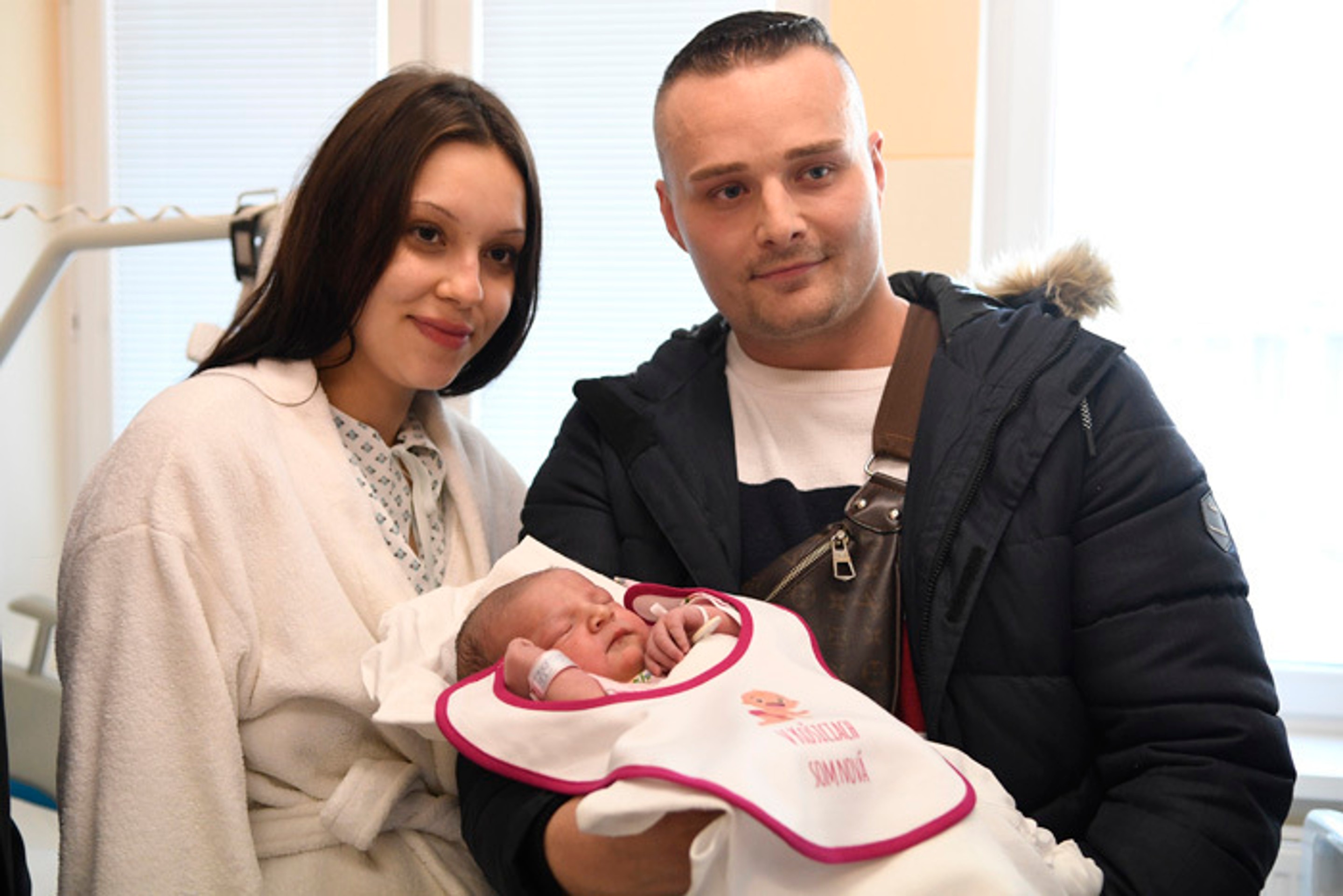 Malý Maximilián sa narodil necelú hodinu po polnoci.