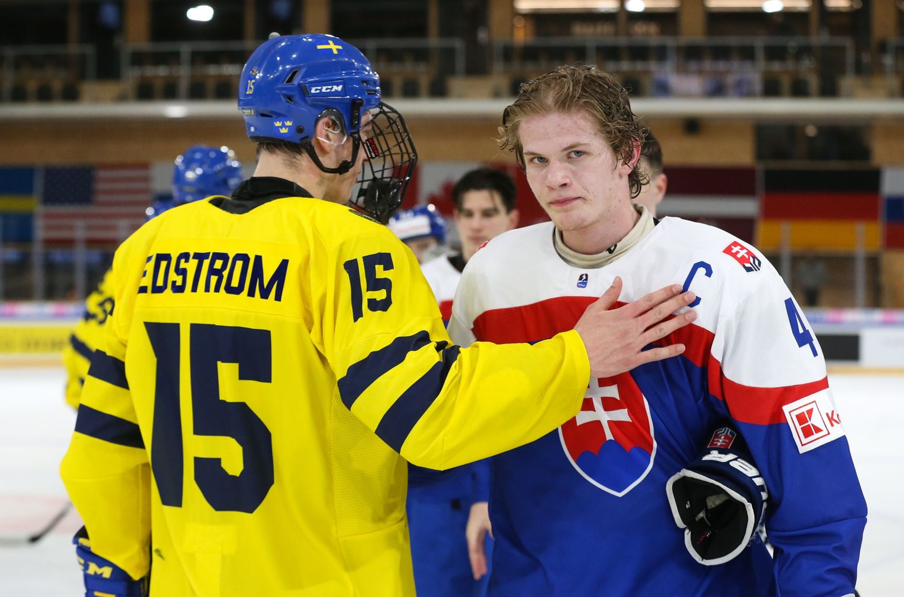 Maxim Štrbák si podáva ruku so švédskym protivníkom po dueli na MS do 18 rokov.