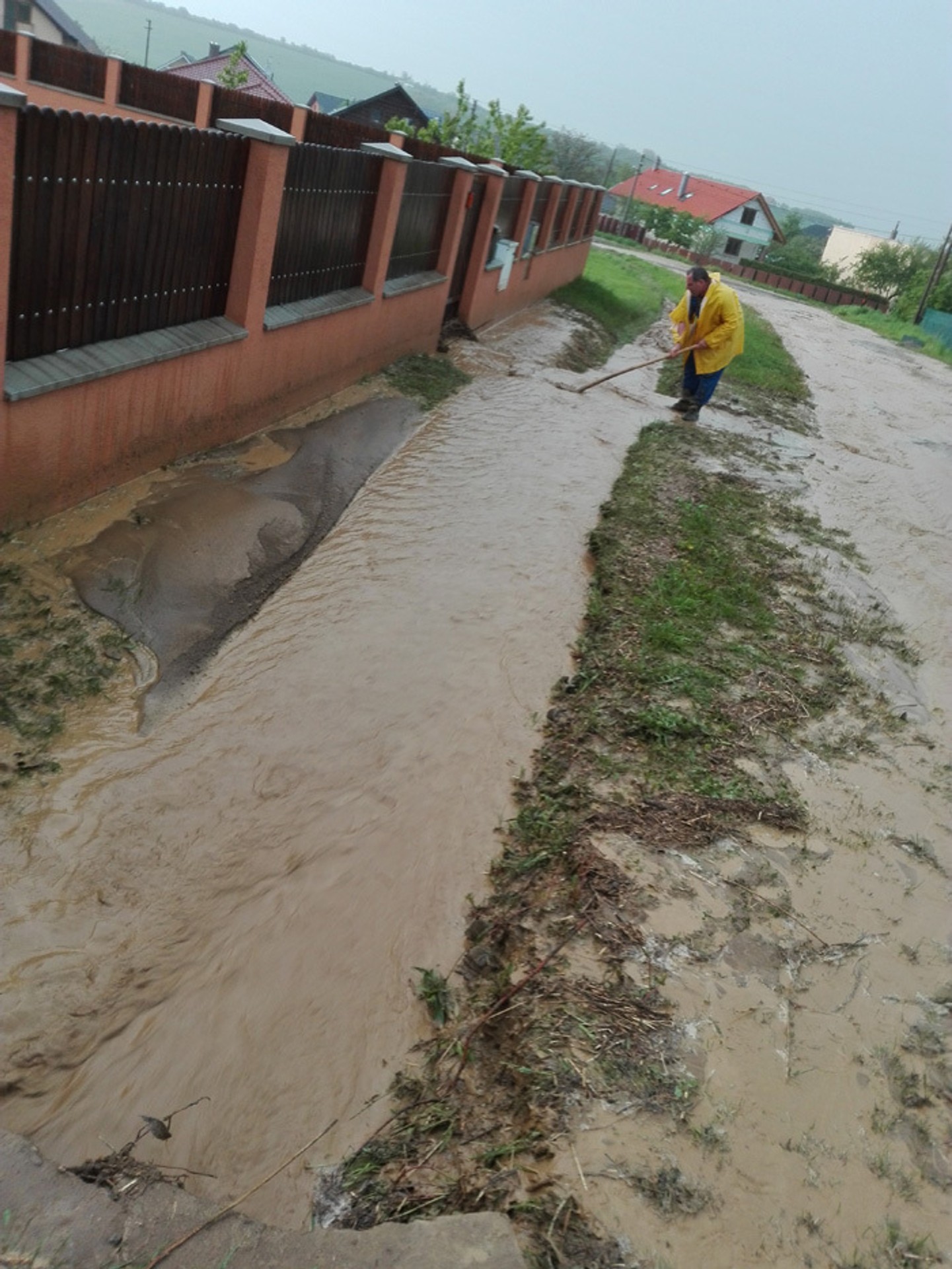 Po prietrži mračien v obci Župčany.