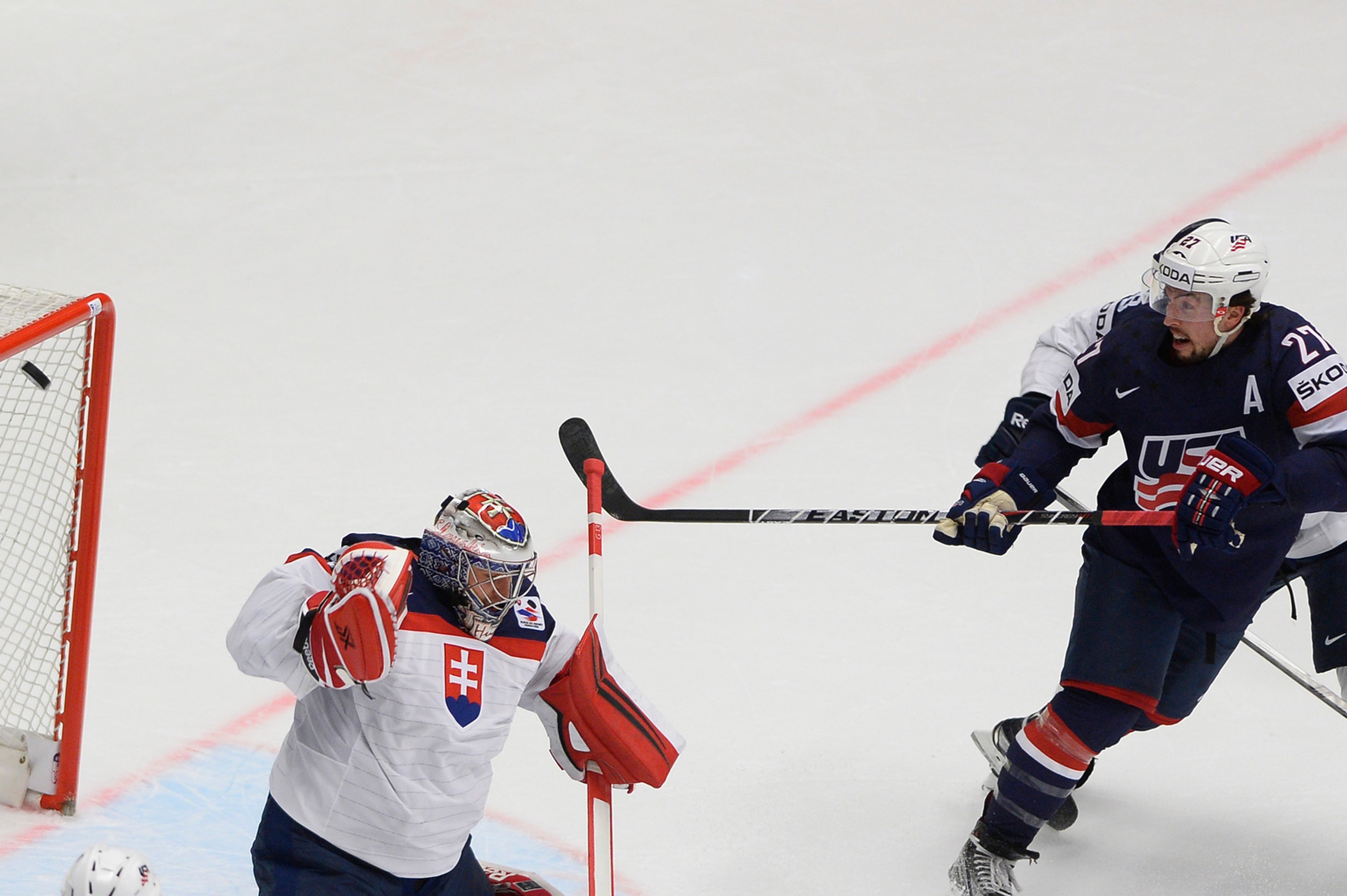 Na snímke vľavo Július Hudáček (Slovensko) a Justin Faulk 