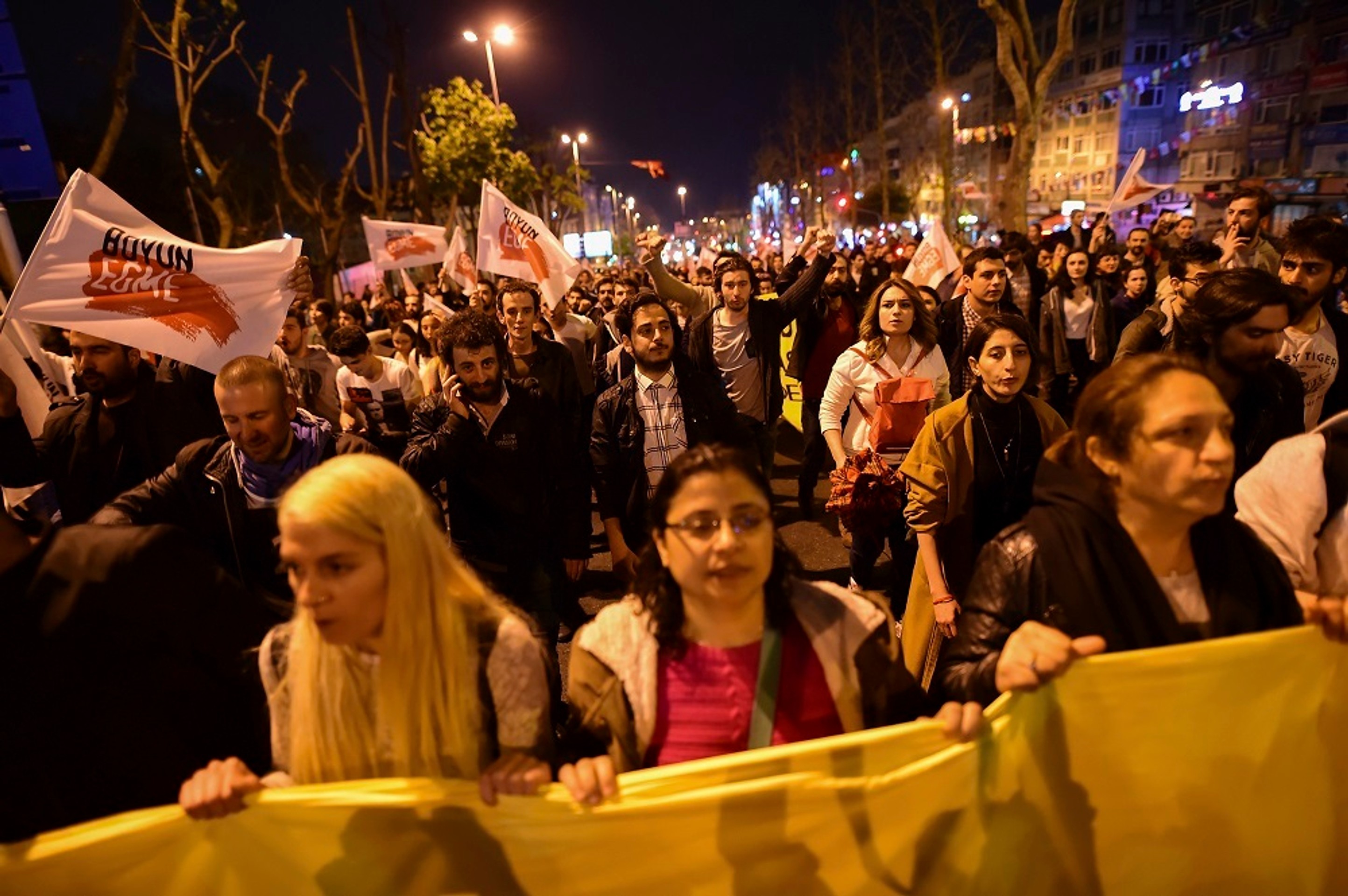 Odporcovia demonštrujú proti výsledkom referenda