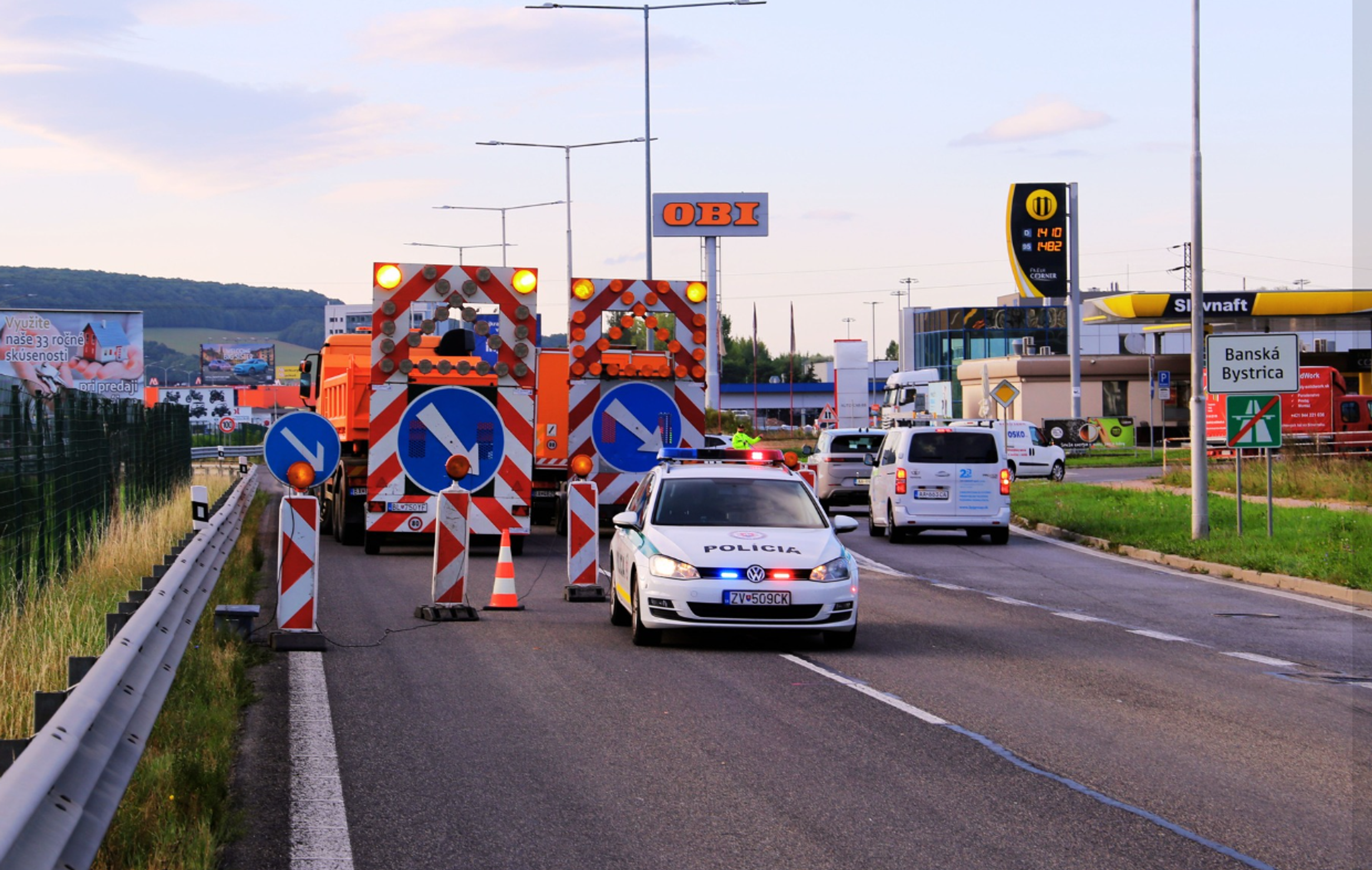 Policajti usmerňujú dopravu na križovatkách pred Banskou Bystricou.