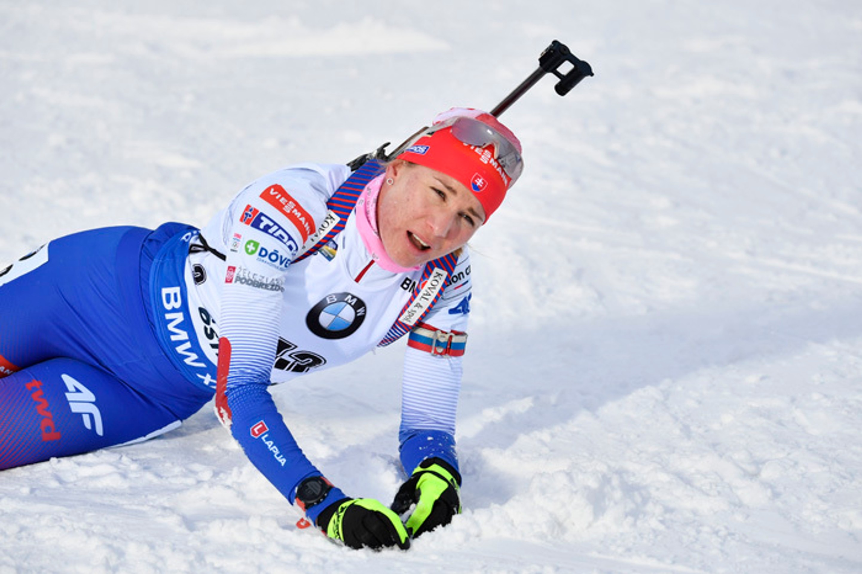 Biatlonistka Anastasia Kuzminová (v strede) oslavuje triumf v šprinte na MS v Östersunde.