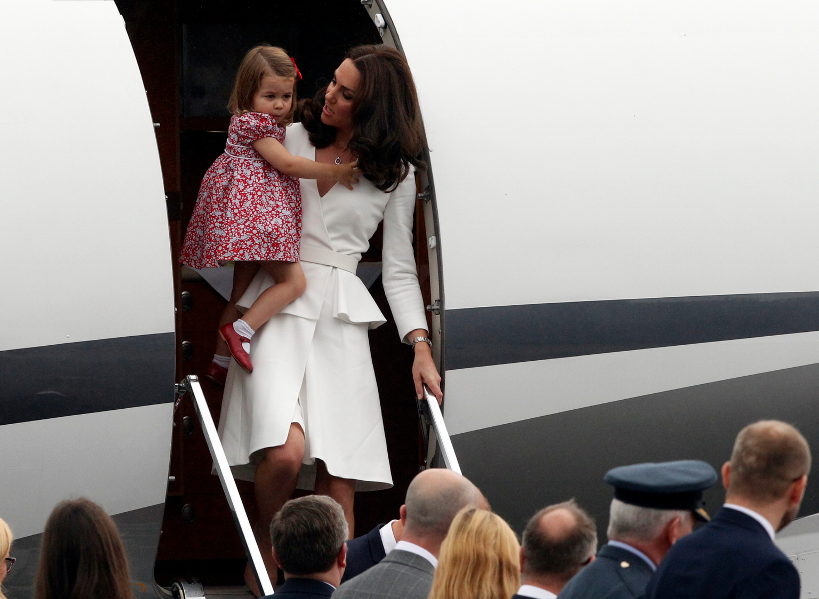 Kate a William sú už v Poľsku. Prišli aj s deťmi