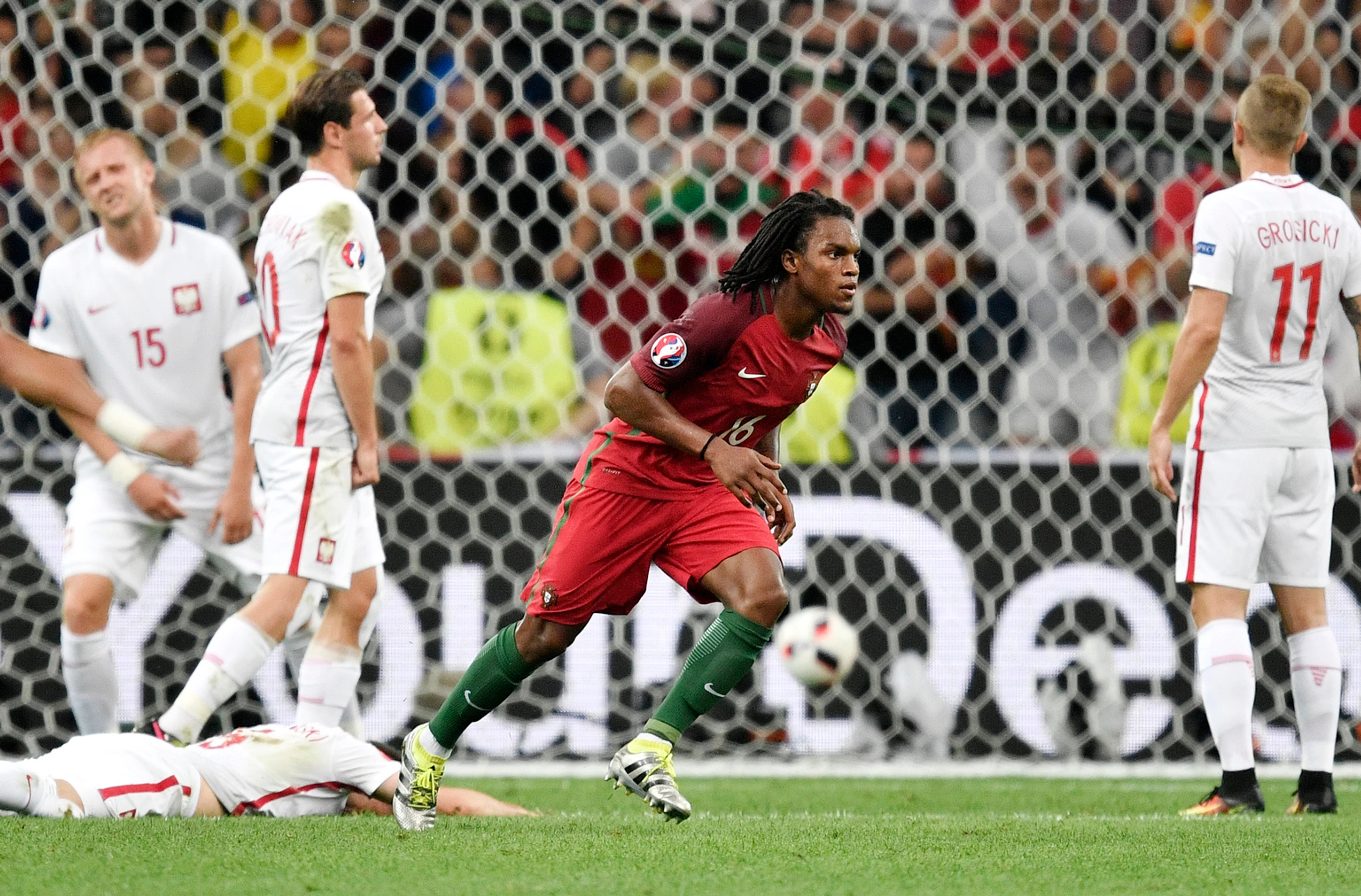 Tínedžer v drese Portugalska Renato Sanches sa teší po strelení vyrovnávajúceho gólu vo štvrťfinále ME proti Poľsku.