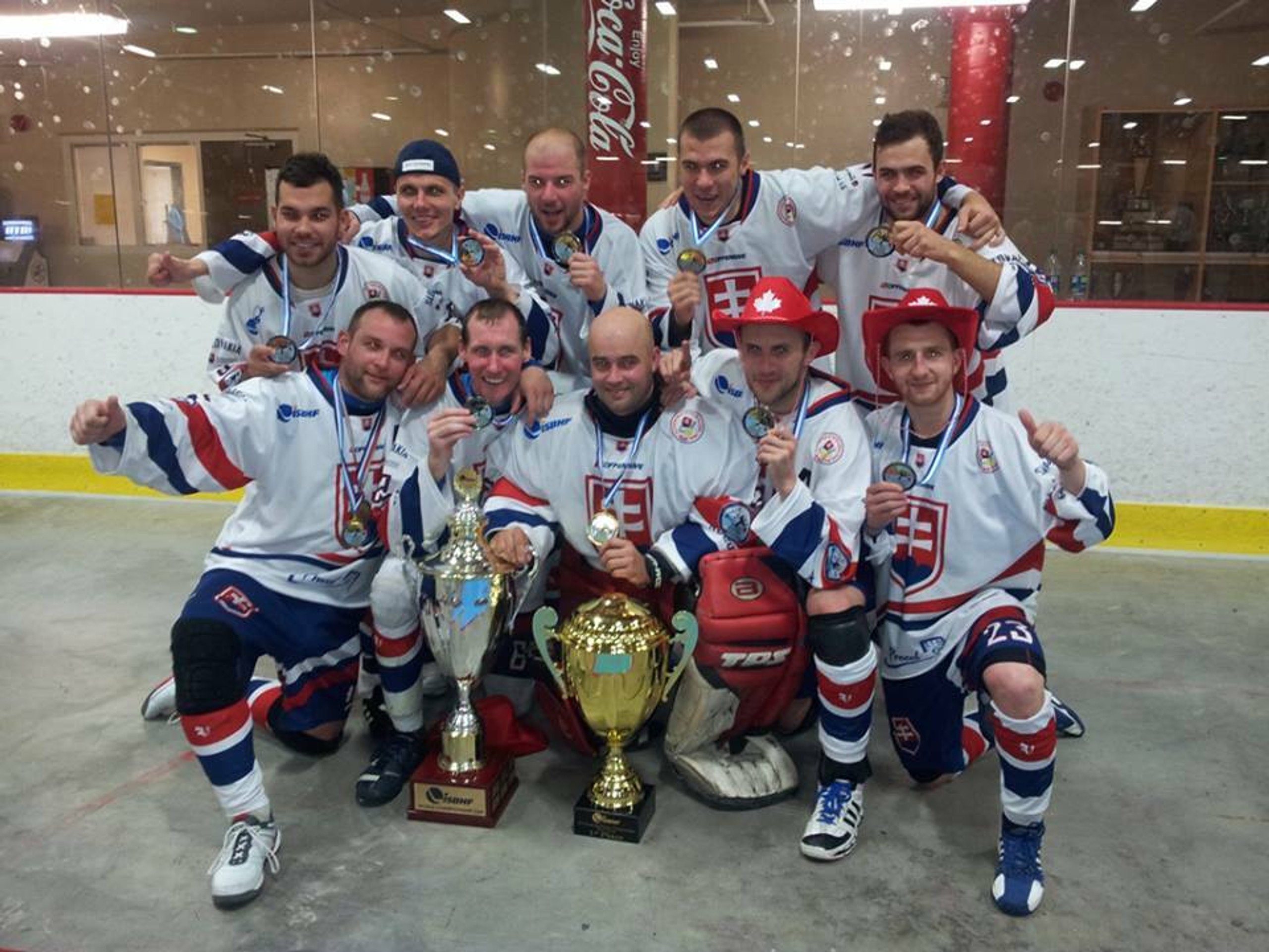 Slovenskí hokejbalisti oslavujú titul majstra sveta v Kanade v roku 2013
