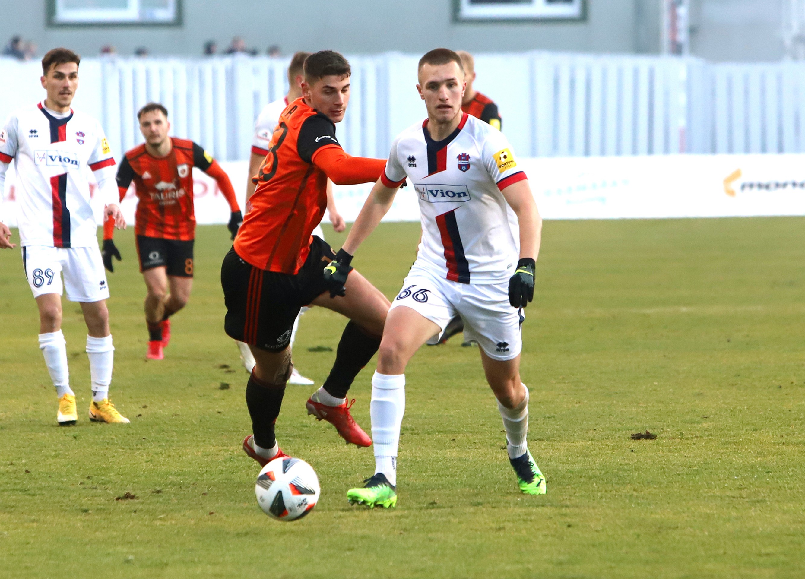 Zľava Martin Boďa (Ružomberok) a Martin Bednár (Zlaté Moravce) v zápase 18. kola Fortuna ligy.