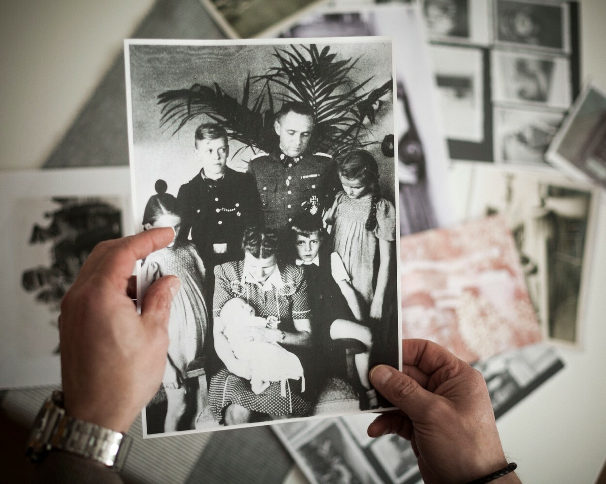 Kapitán SS Rudolf Höss s rodinou. Šéf tábora býval v dome neďaleko plynovej komory. Jeho deti mali zakázané pohybovať sa v okolí