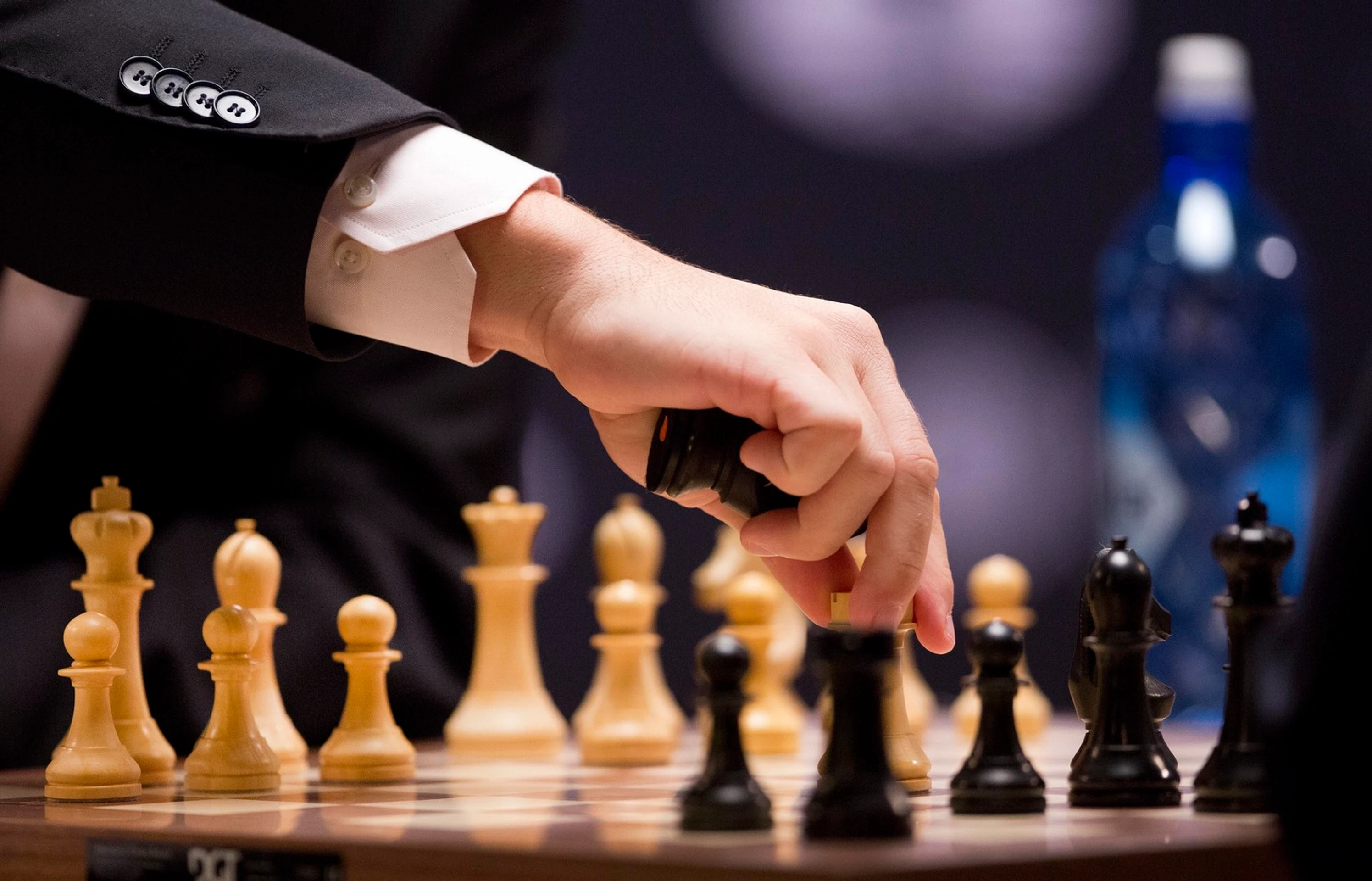 Nórsky úradujúci majster sveta Magnus Carlsen rozmýšľa počas 12. partie zápasu o titul majstra sveta v šachu.