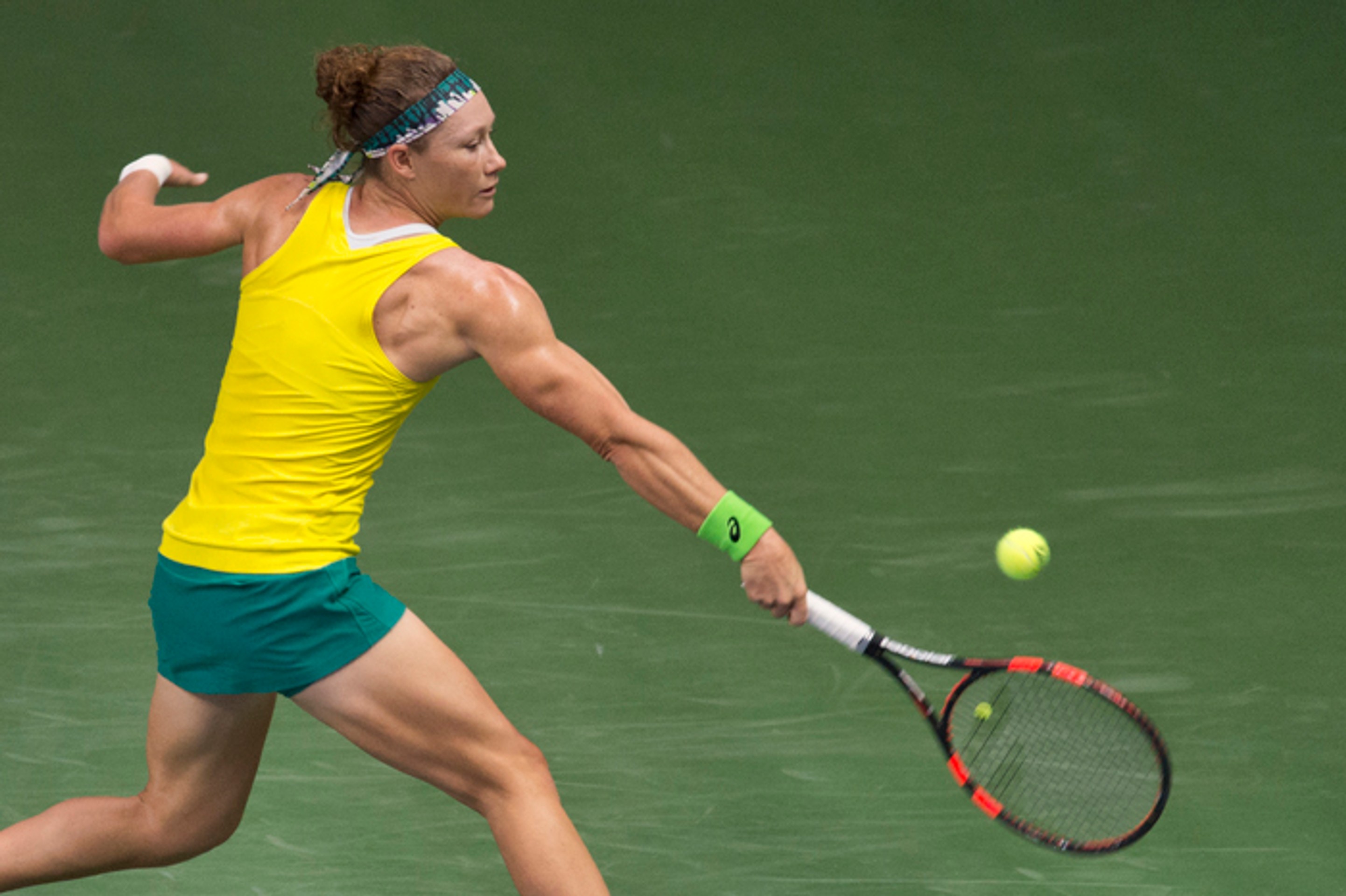 Samantha Stosurová (Austrália) odvracia loptičku proti Jane Čepelovej vo fedcupovom zápase.