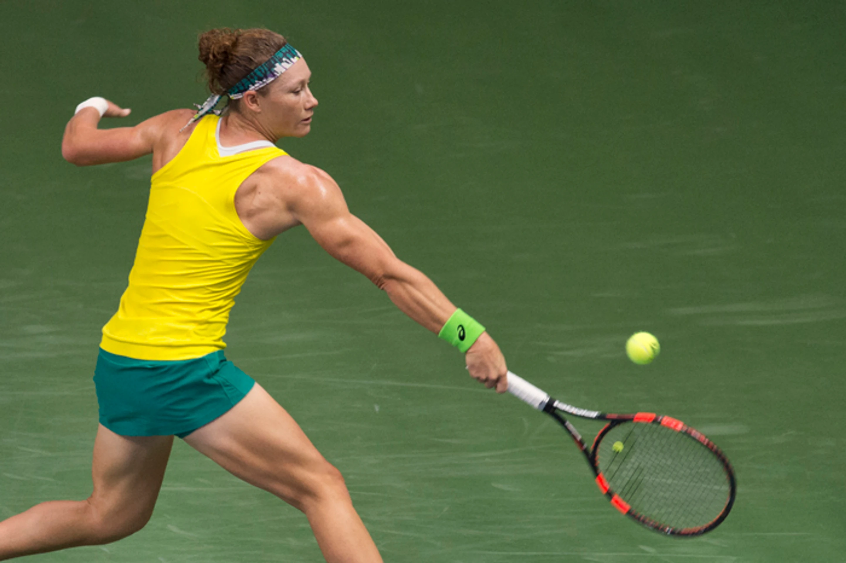 Samantha Stosurová (Austrália) odvracia loptičku proti Jane Čepelovej vo fedcupovom zápase.