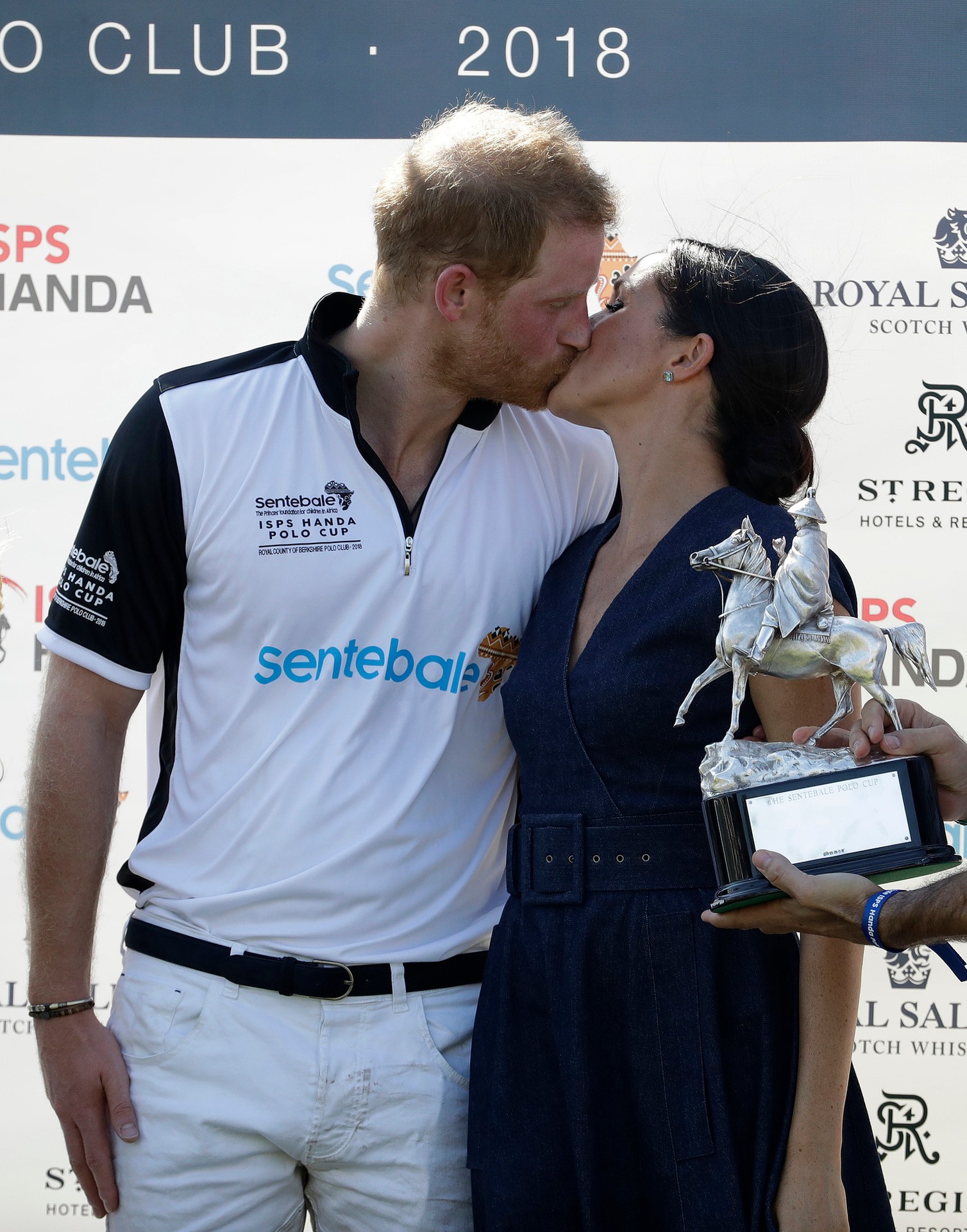 Meghan Markle a princ Harry sa pobozkali na verejnosti.