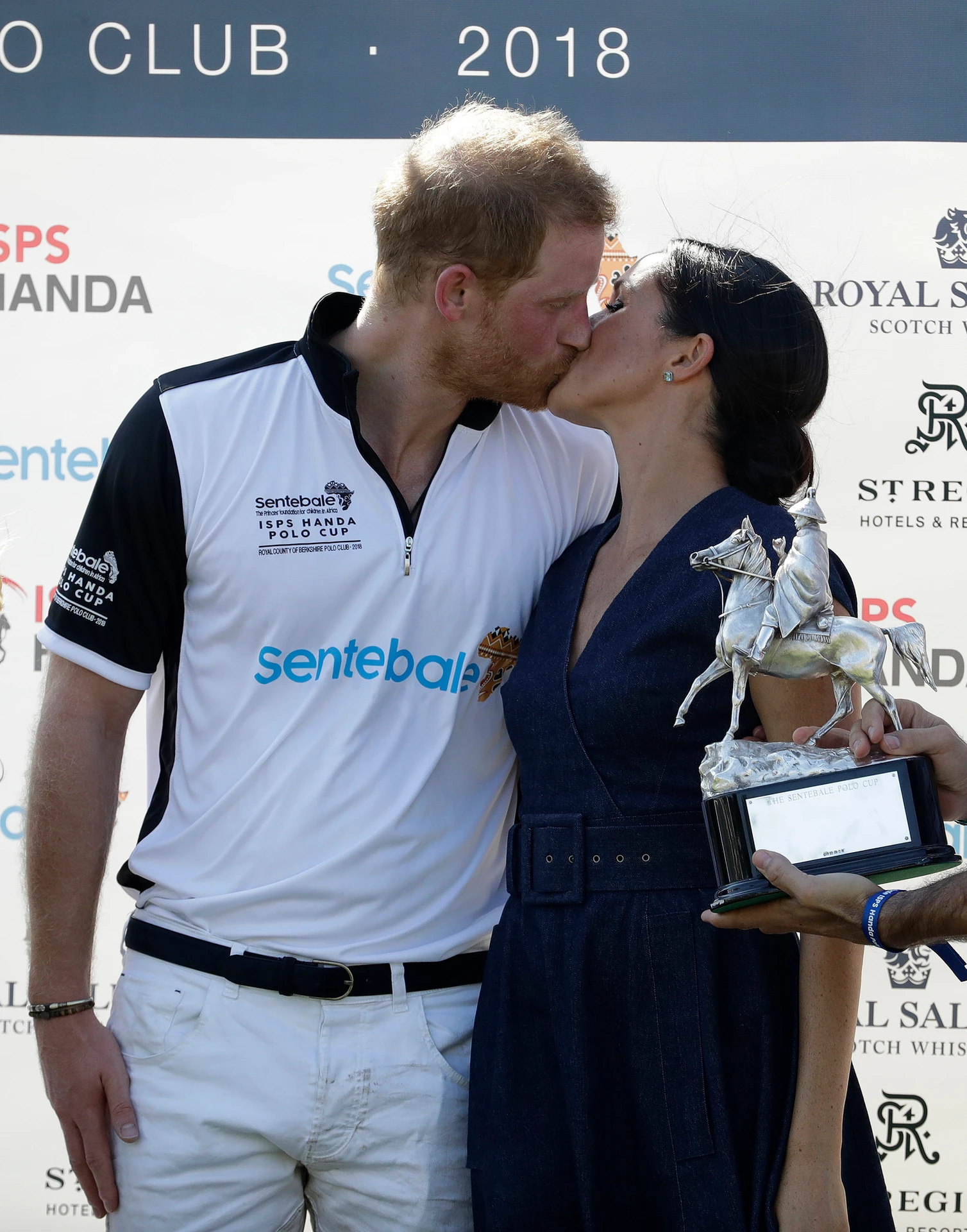 Meghan Markle a princ Harry sa pobozkali na verejnosti.