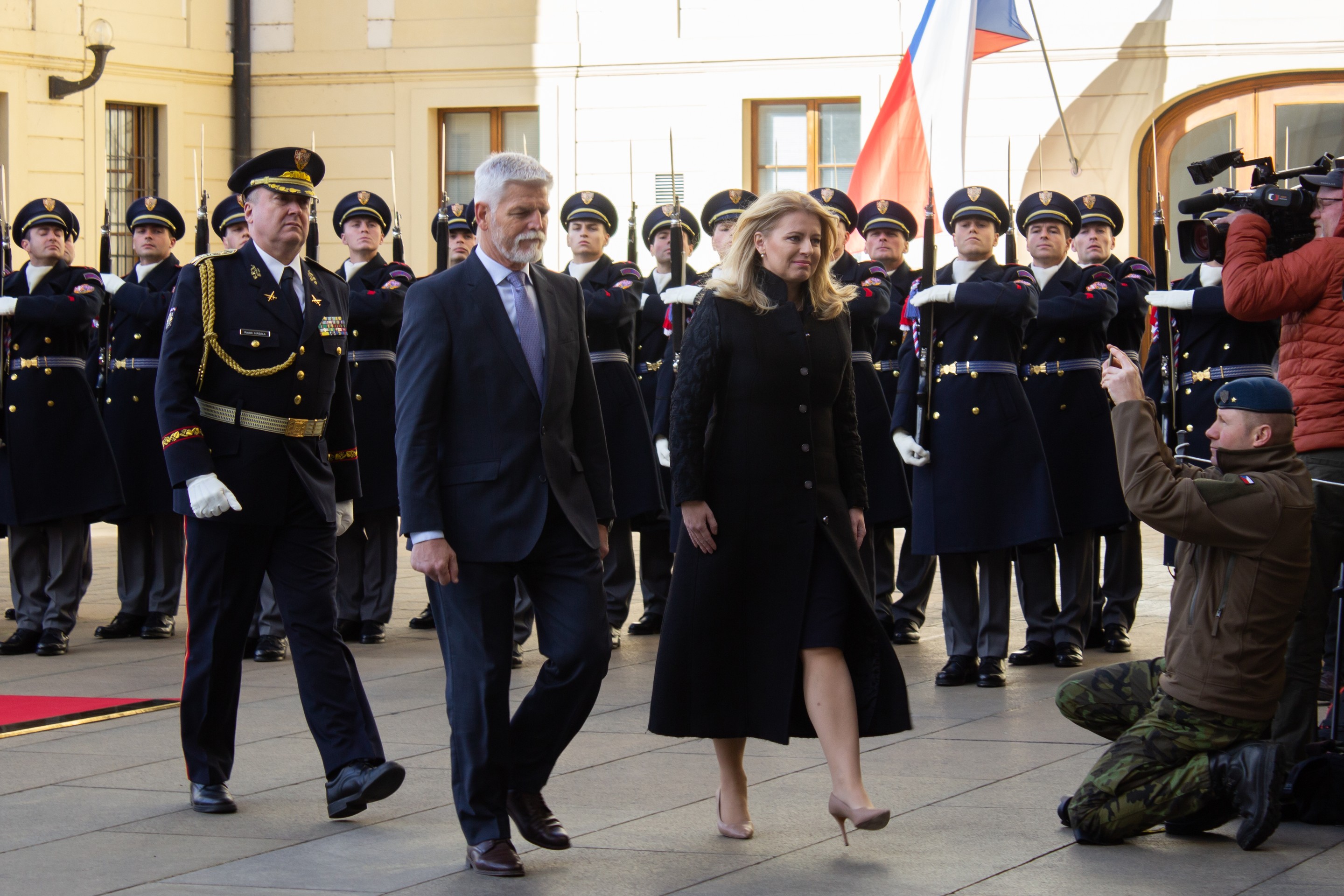 Na snímke český prezident Petr Pavel a slovenská prezidentka Zuzana Čaputová počas privítacieho ceremoniálu na Pražskom hrade. 