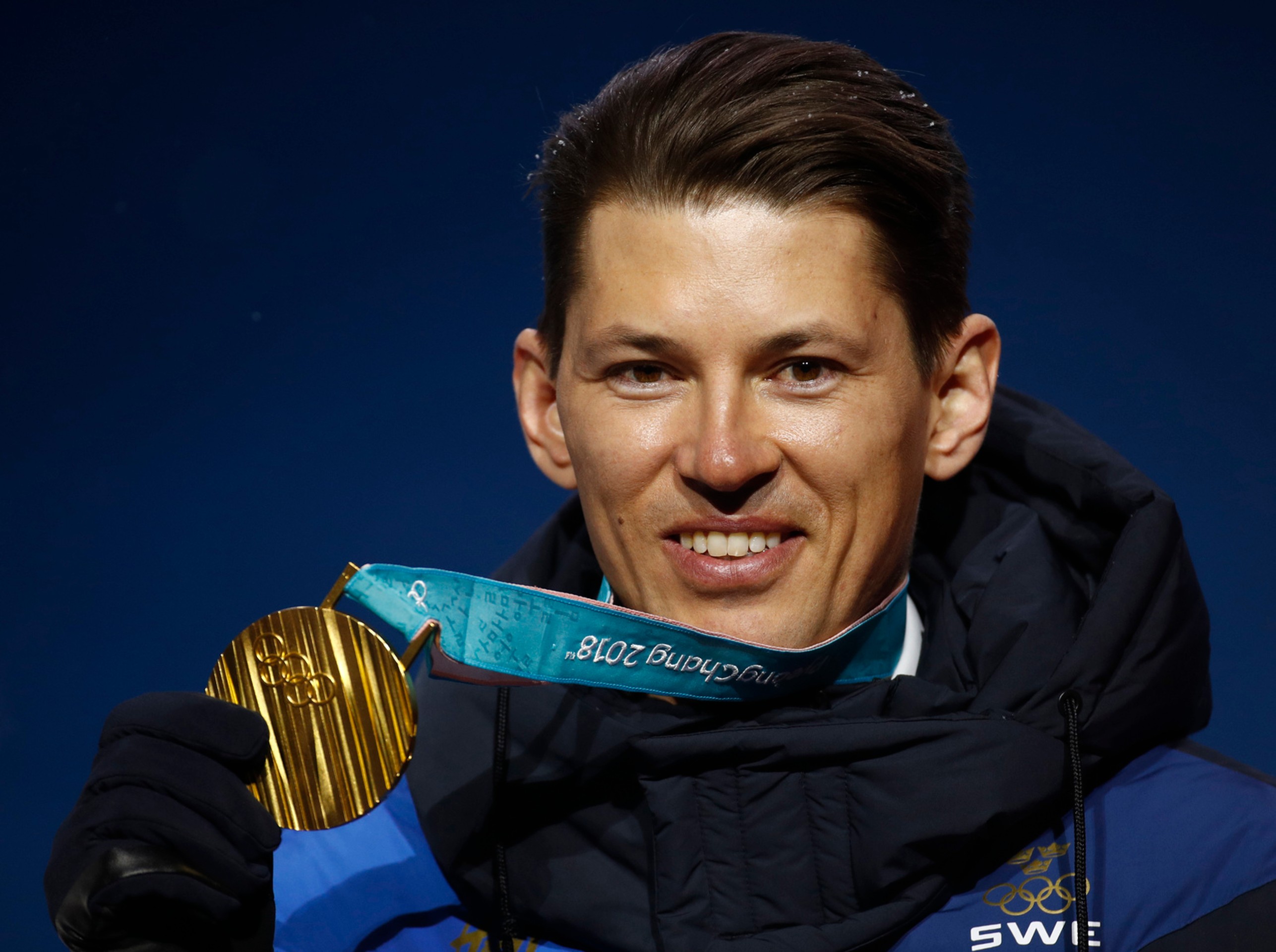 Švédsky lyžiar André Myhrer pózuje so zlatou medailou v slalome na ZOH 2018.