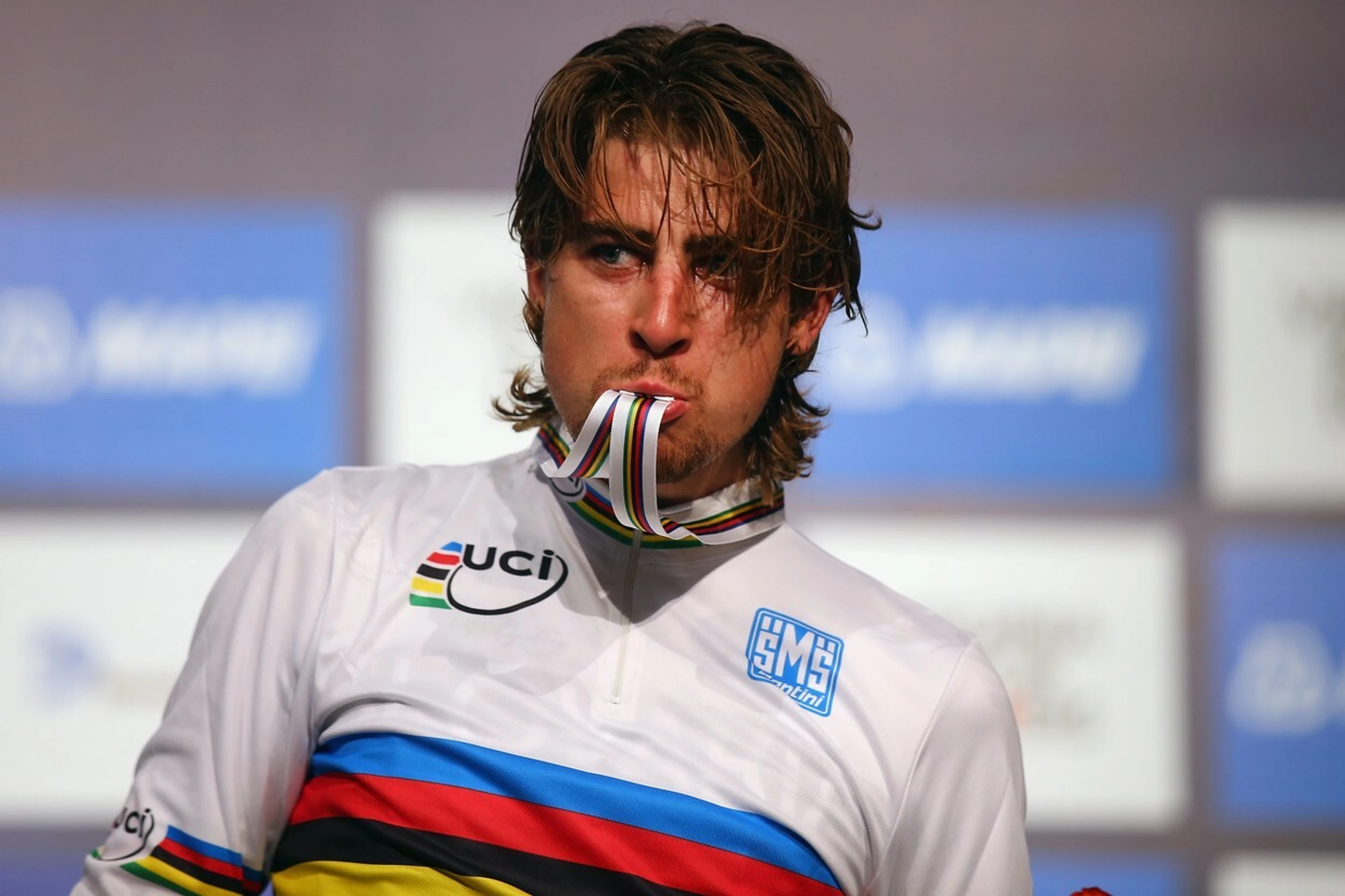 Majster sveta Peter Sagan so zlatou medailou v ústach.