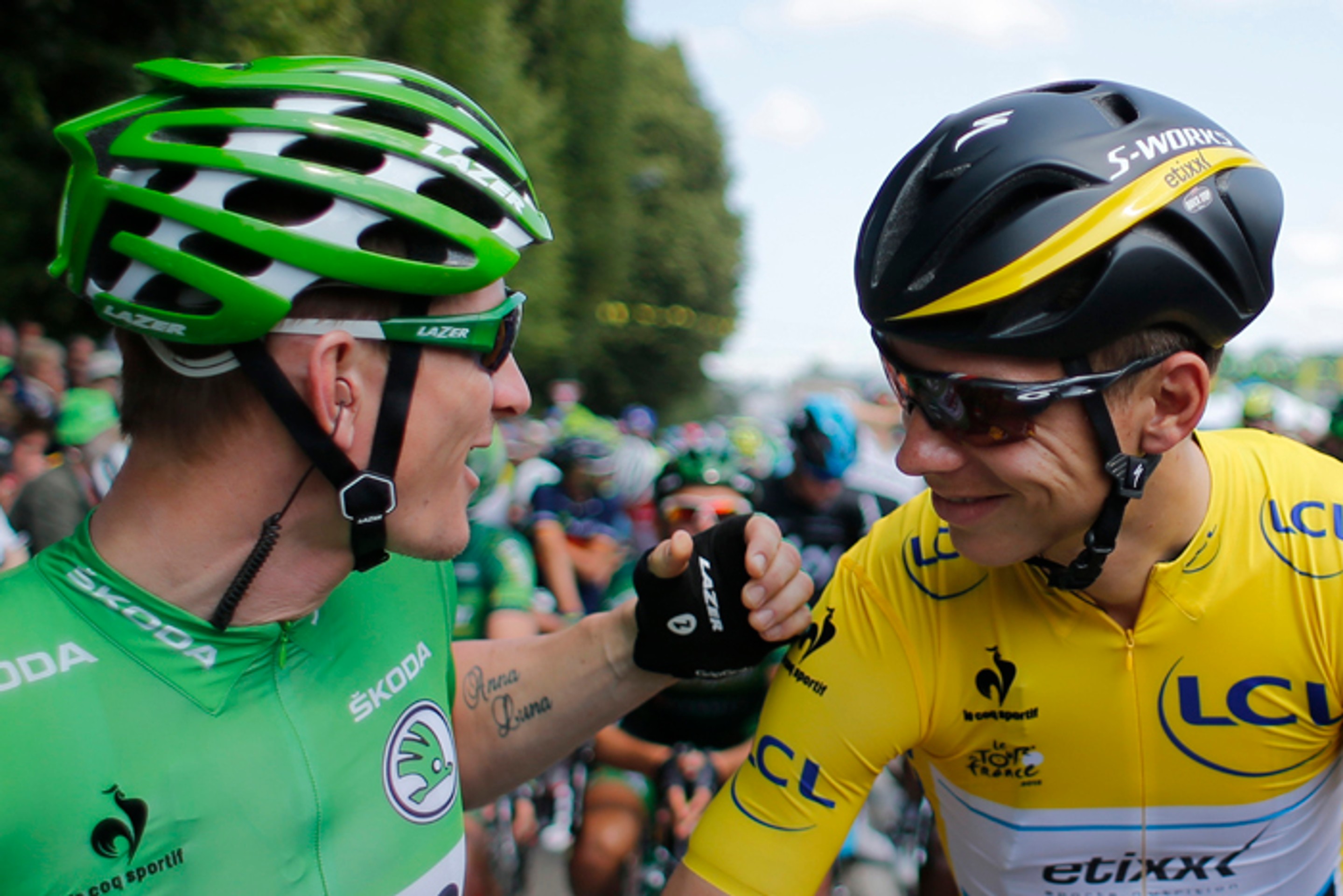 V žltom Tony Martin (Etixx - QuickStep) a v zelenom André Greipel (Lotto-Soudal) pred štartom 6. etapy z Abbeville do Le Havre.