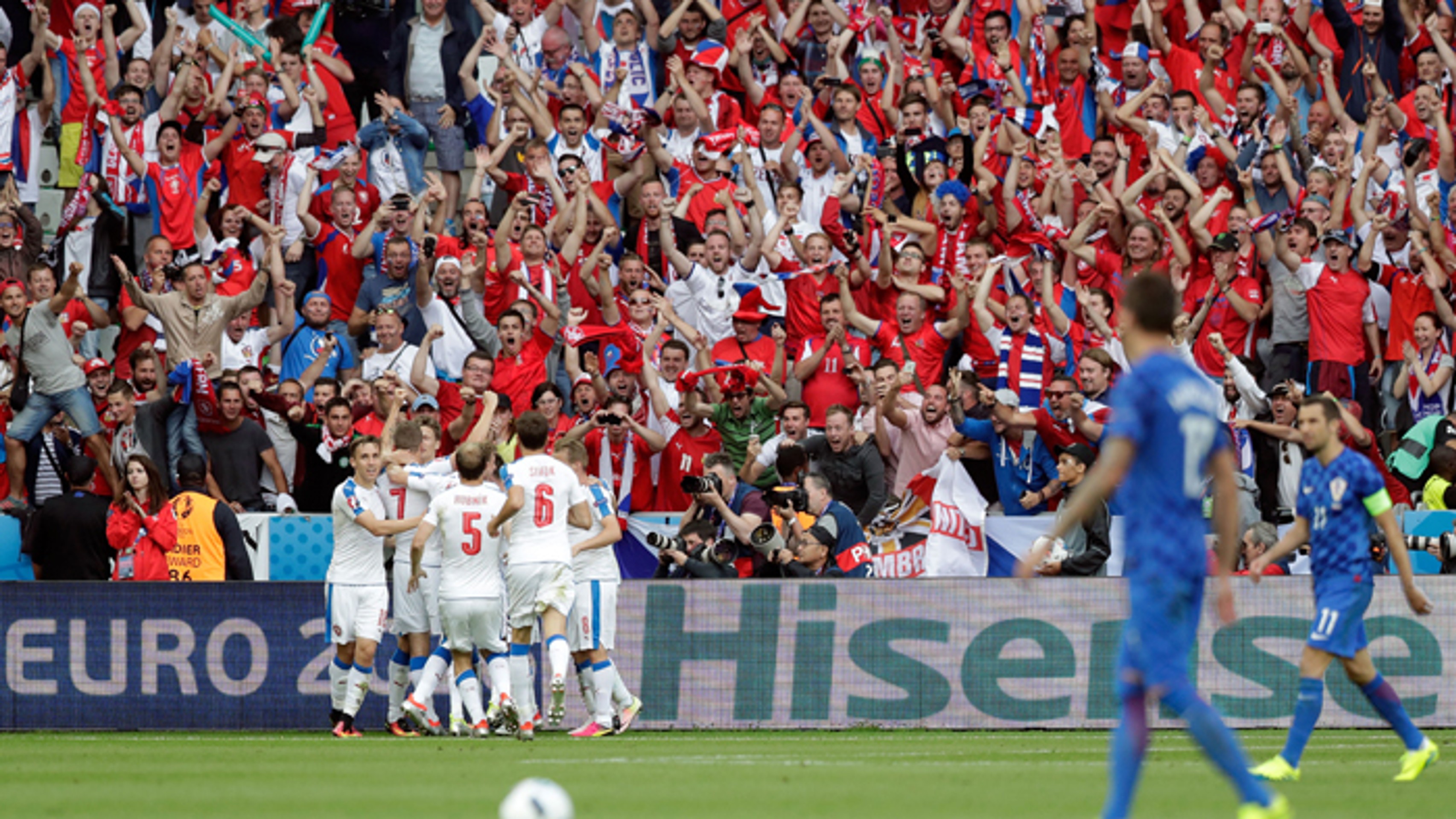 Česká radosť po vyrovnávajúcom góle proti Chorvátsku, ktorý dal Tomáš Necid.